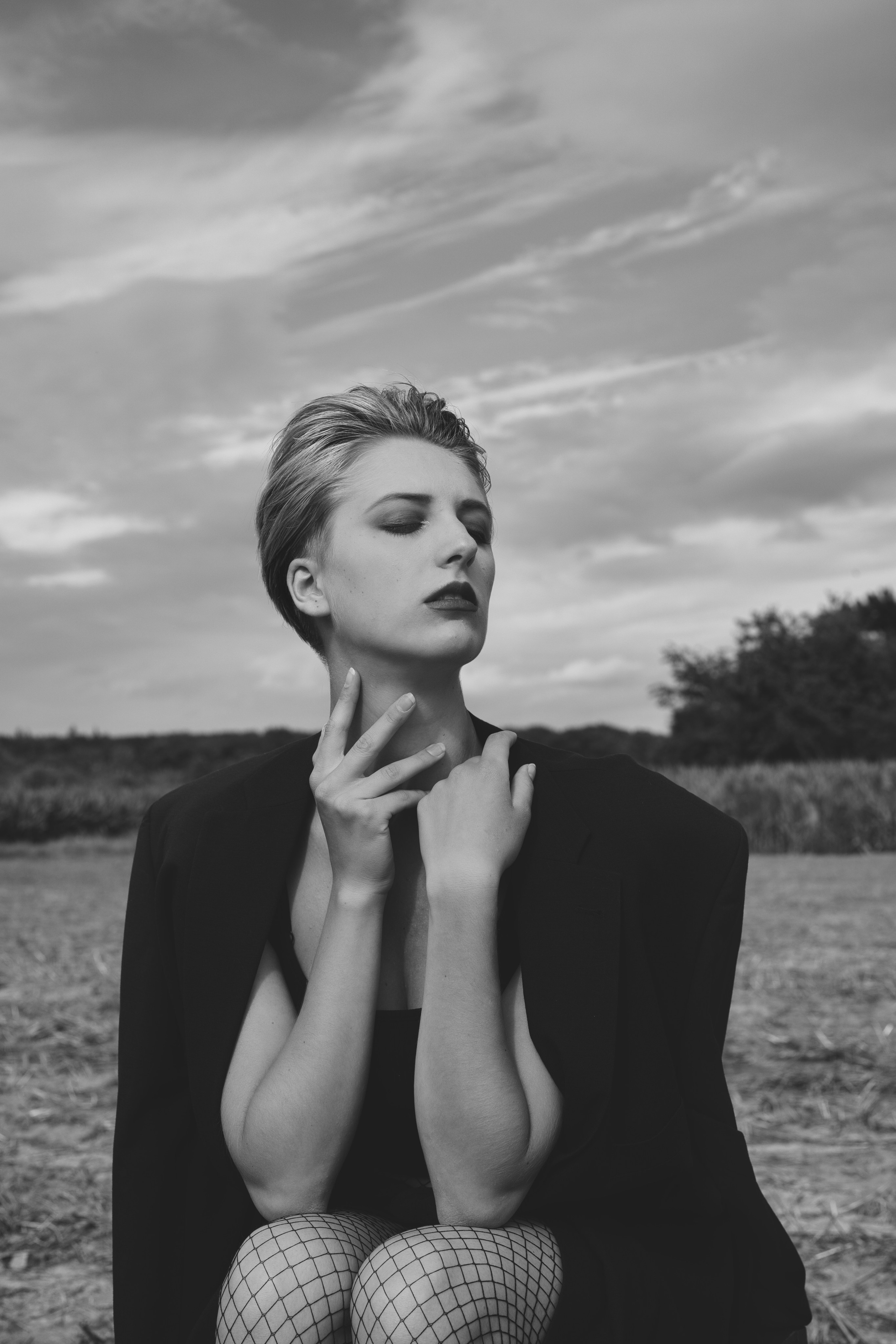 Фотосесія зі стільцем в полі. Фотограф Анастасія Залужна | Манхайм