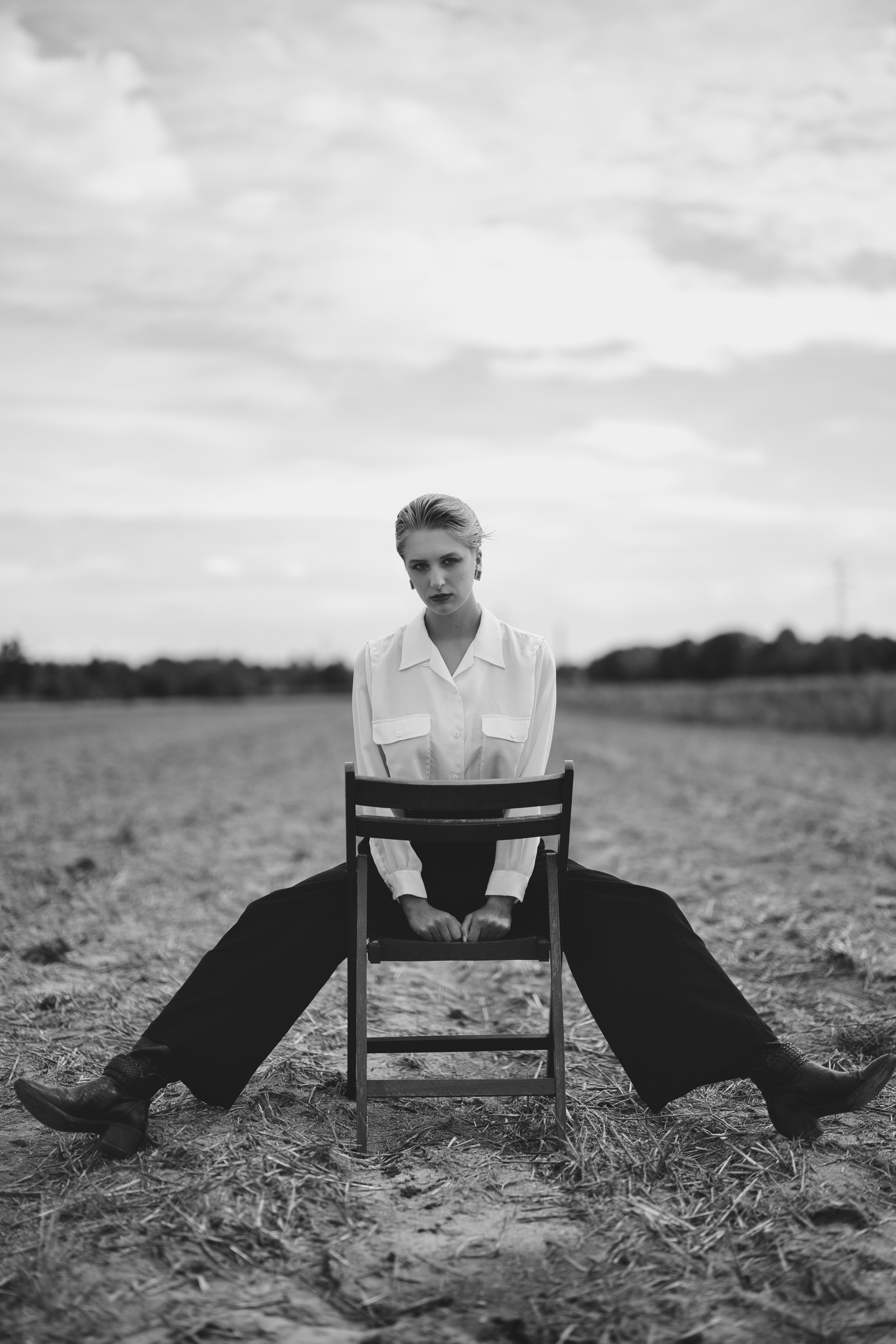 Фотосесія зі стільцем в полі. Фотограф Анастасія Залужна | Манхайм