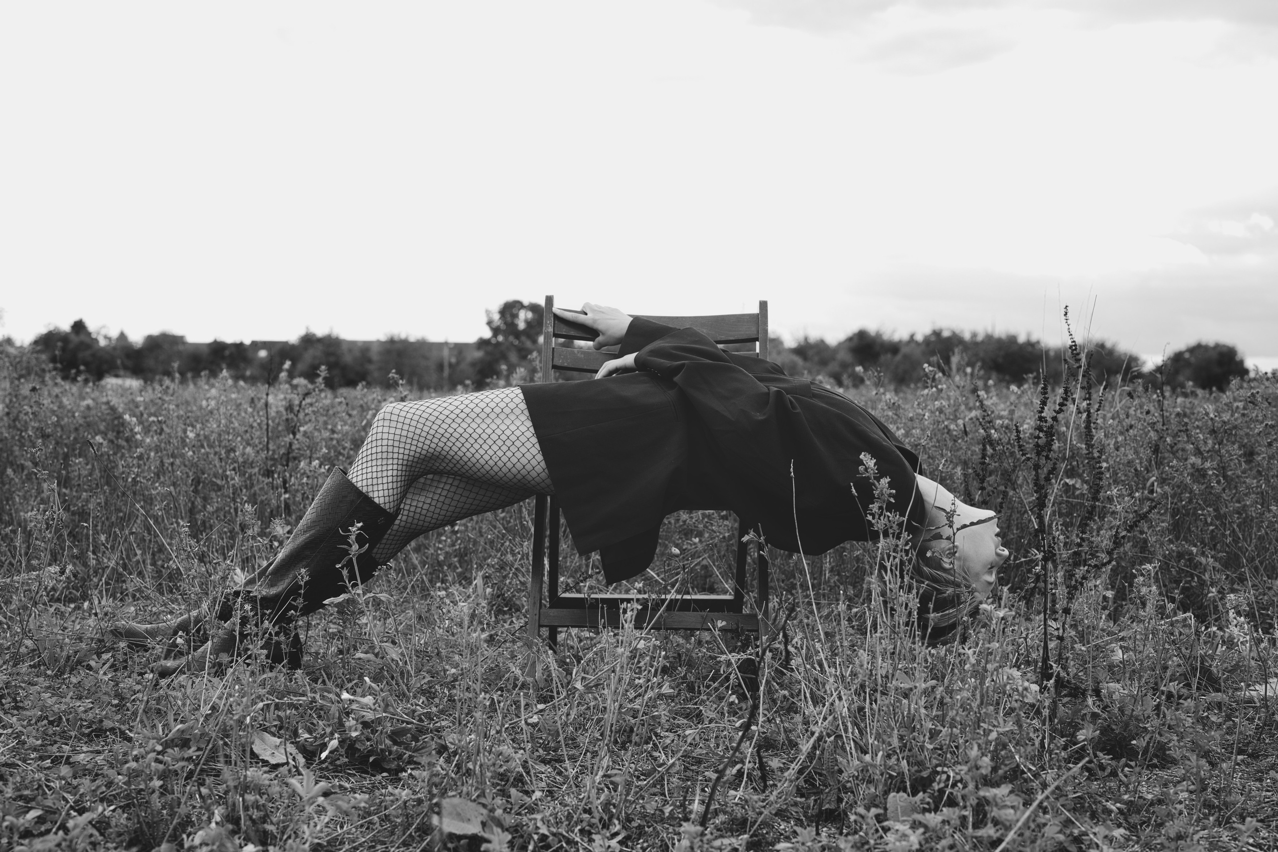 Фотосесія зі стільцем в полі. Фотограф Анастасія Залужна | Манхайм