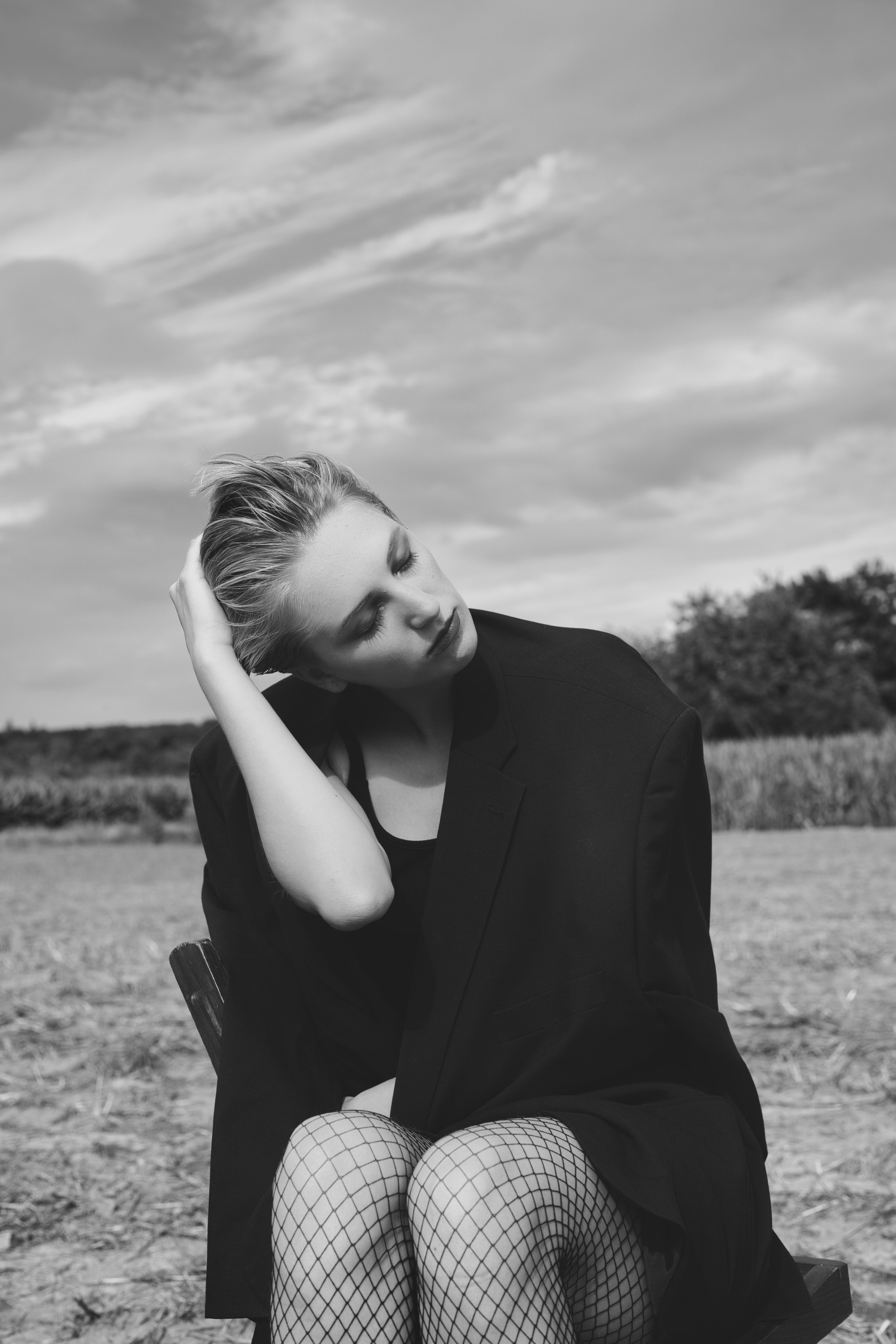 Фотосесія зі стільцем в полі. Фотограф Анастасія Залужна | Манхайм