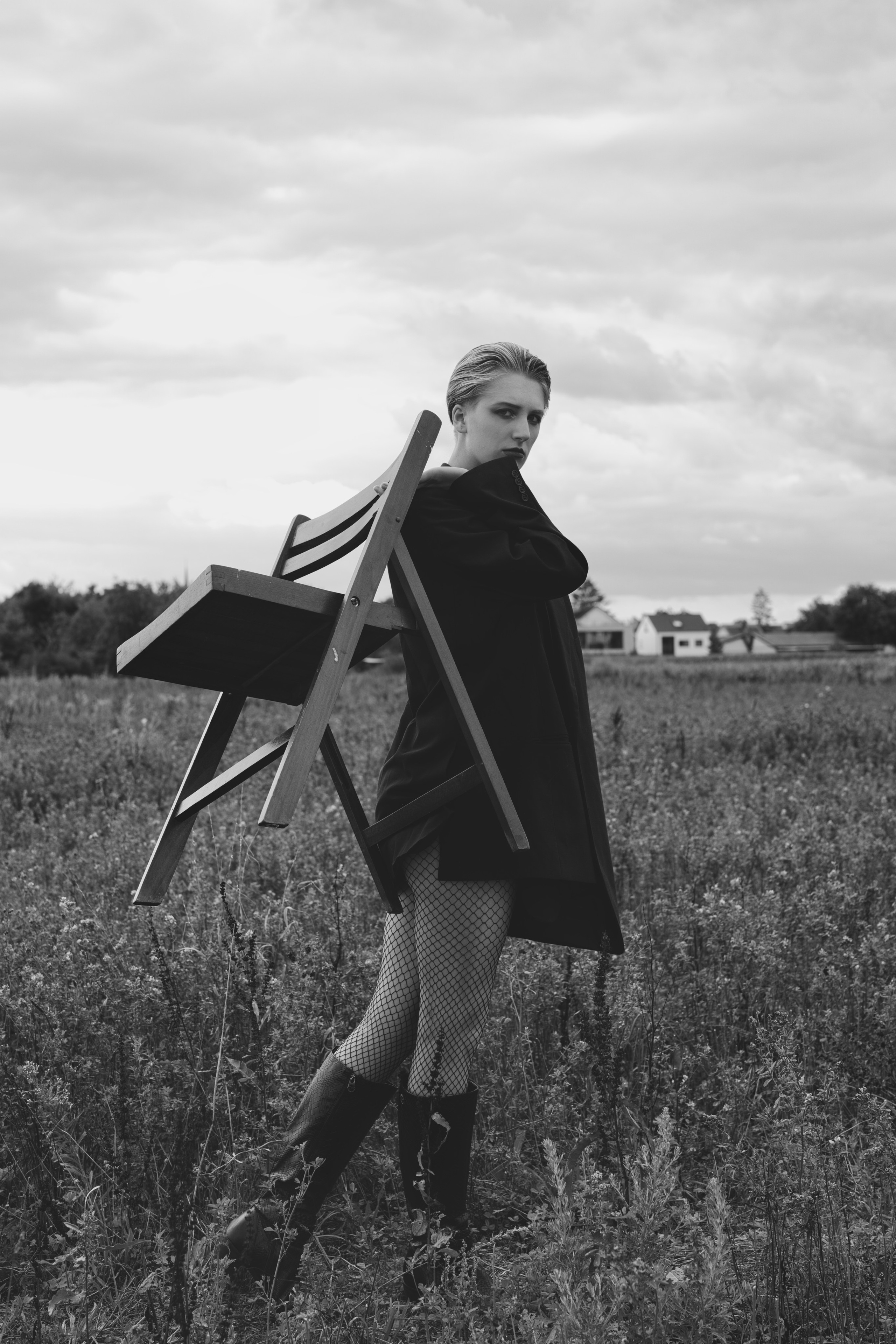 Фотосесія зі стільцем в полі. Фотограф Анастасія Залужна | Манхайм