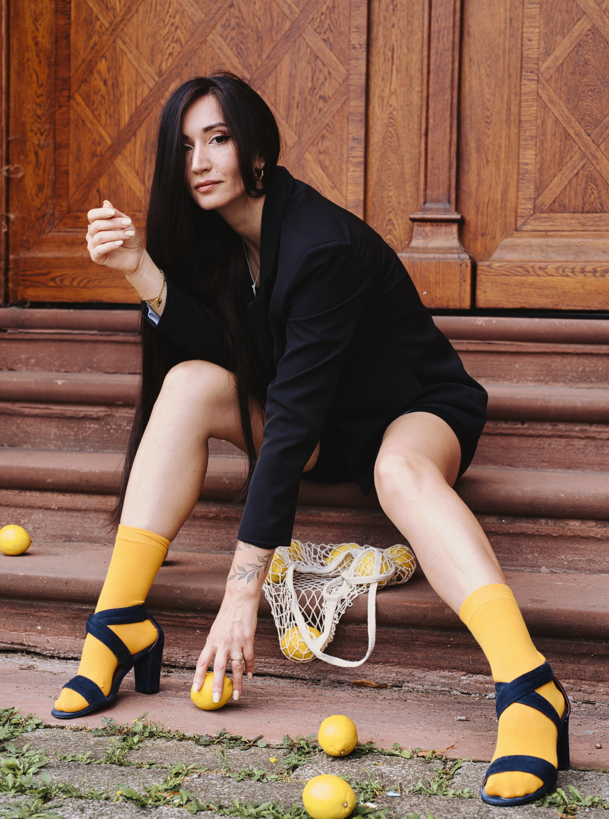 Фотосесія з лимонами в місті. Фотограф Анастасія Залужна | Манхайм