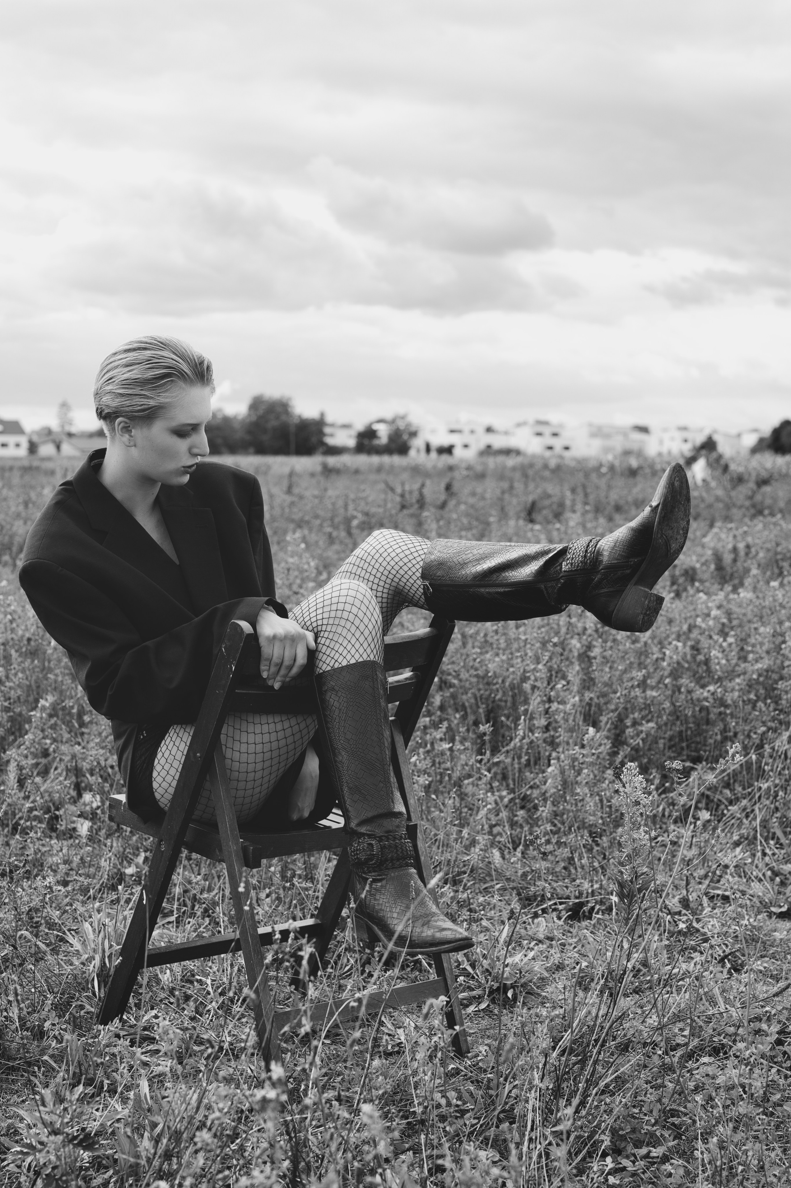 Фотосесія зі стільцем в полі. Фотограф Анастасія Залужна | Манхайм