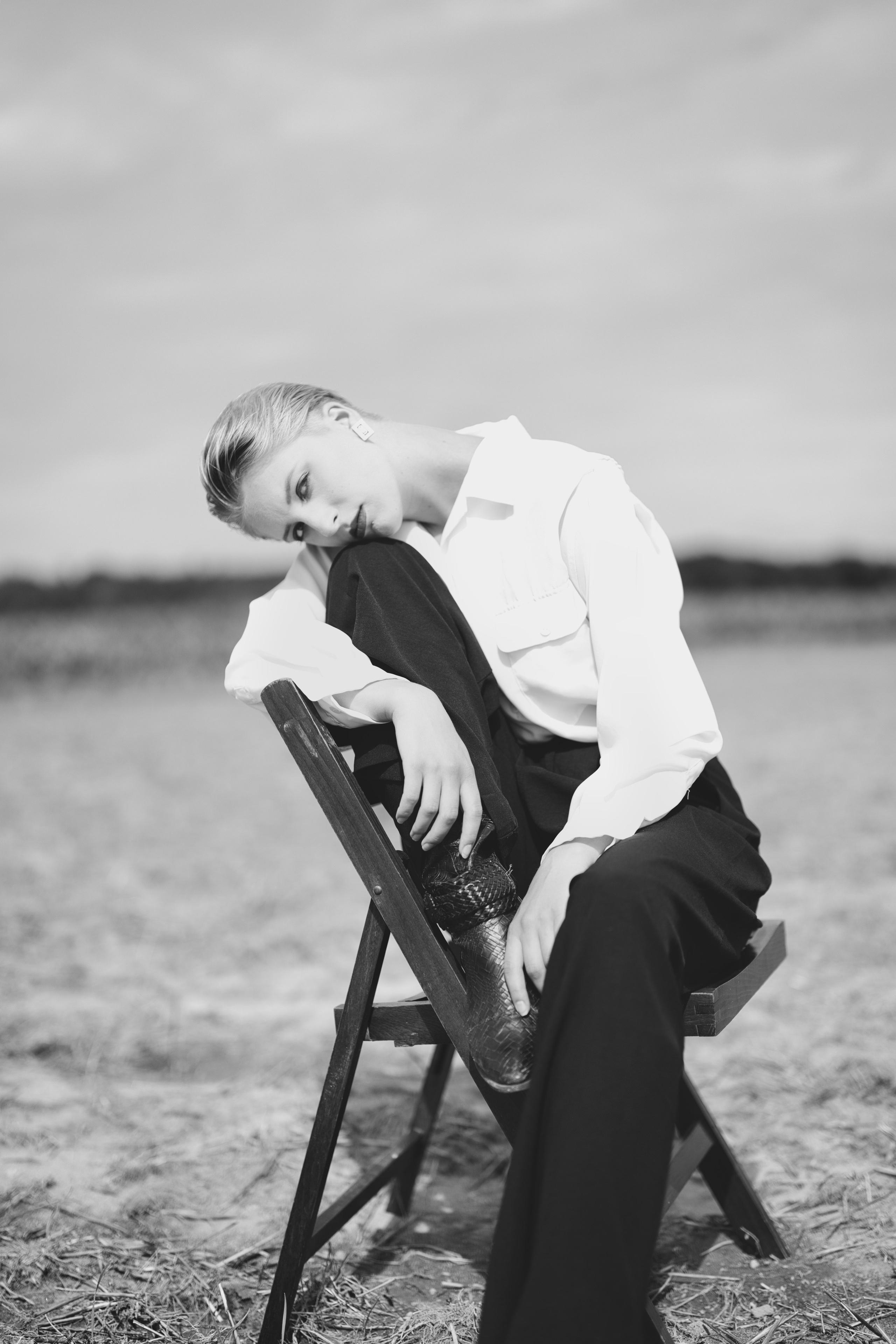 Фотосесія зі стільцем в полі. Фотограф Анастасія Залужна | Манхайм