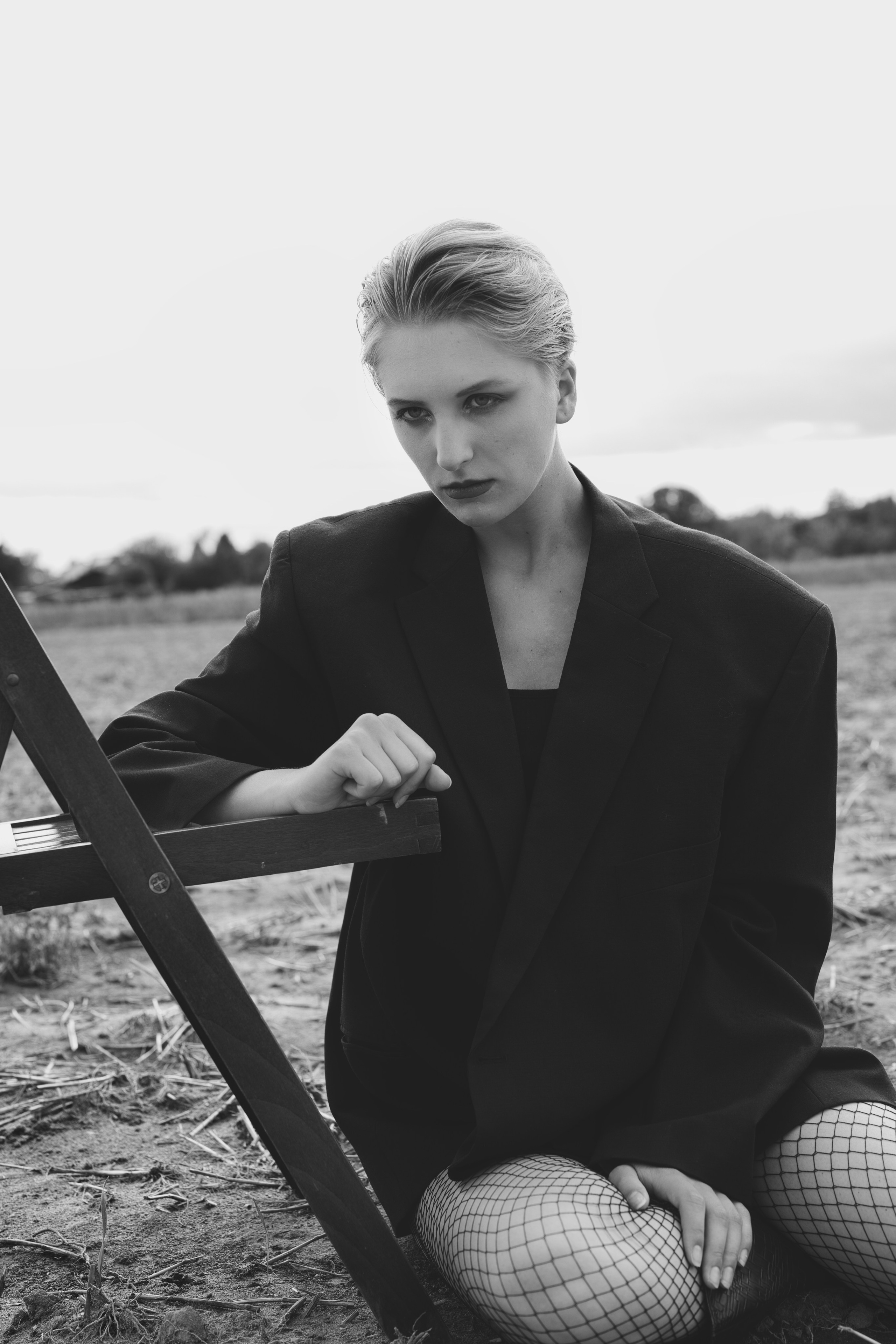 Фотосесія зі стільцем в полі. Фотограф Анастасія Залужна | Манхайм