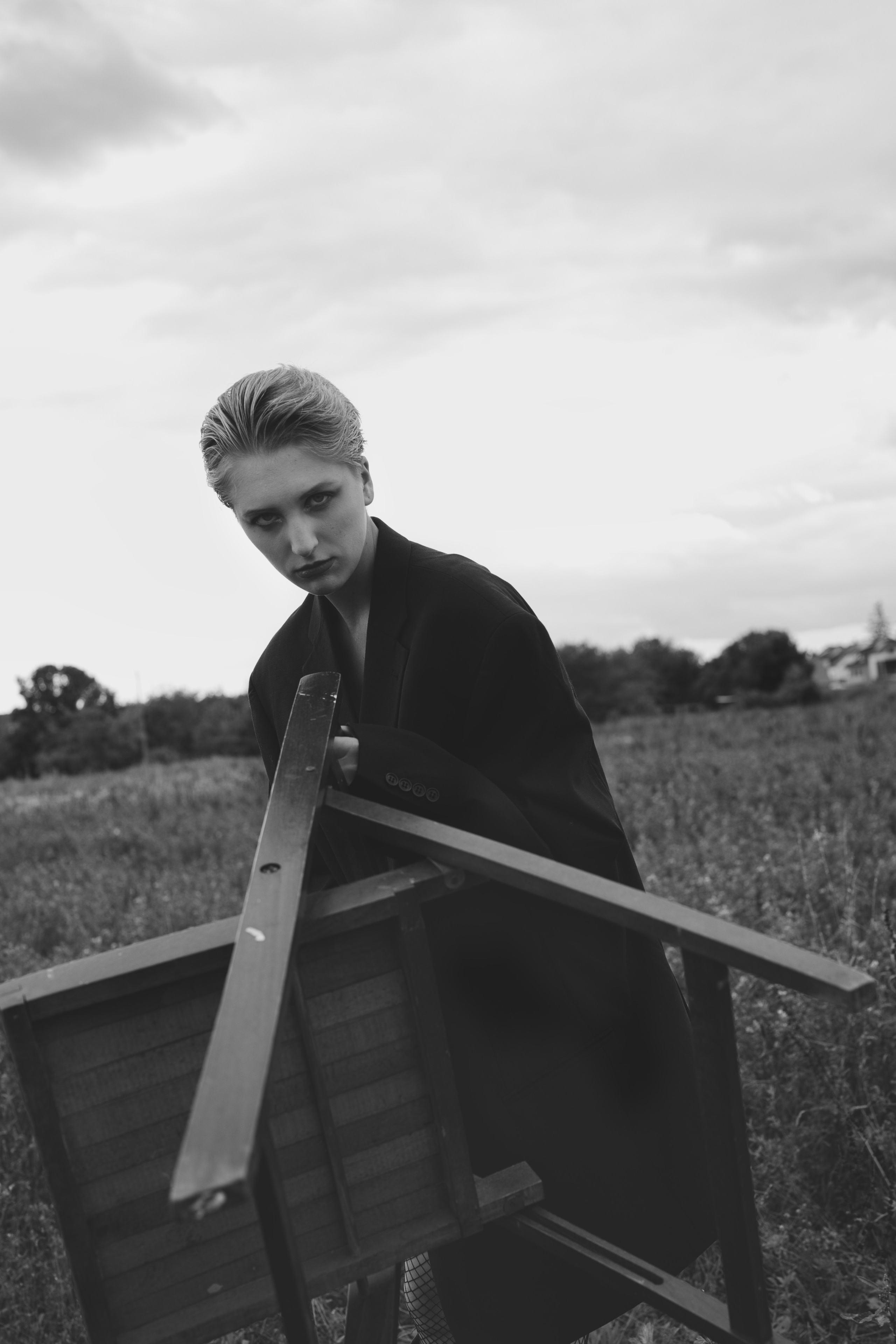 Фотосесія зі стільцем в полі. Фотограф Анастасія Залужна | Манхайм