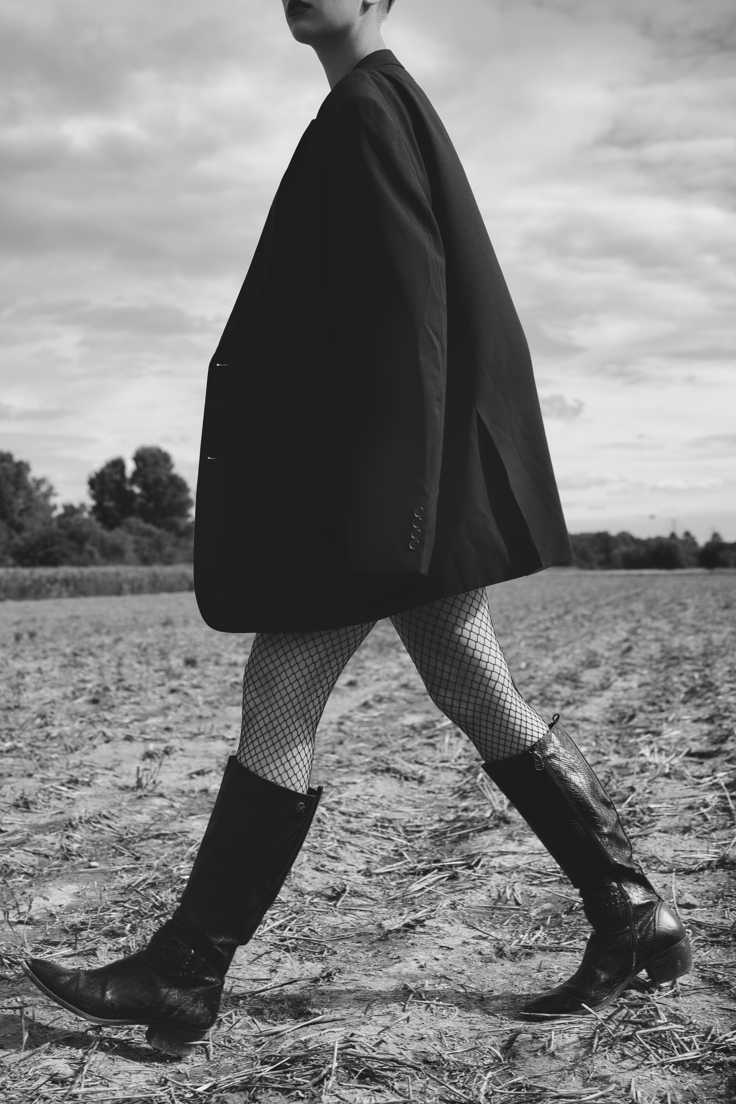 Фотосесія зі стільцем в полі. Фотограф Анастасія Залужна | Манхайм