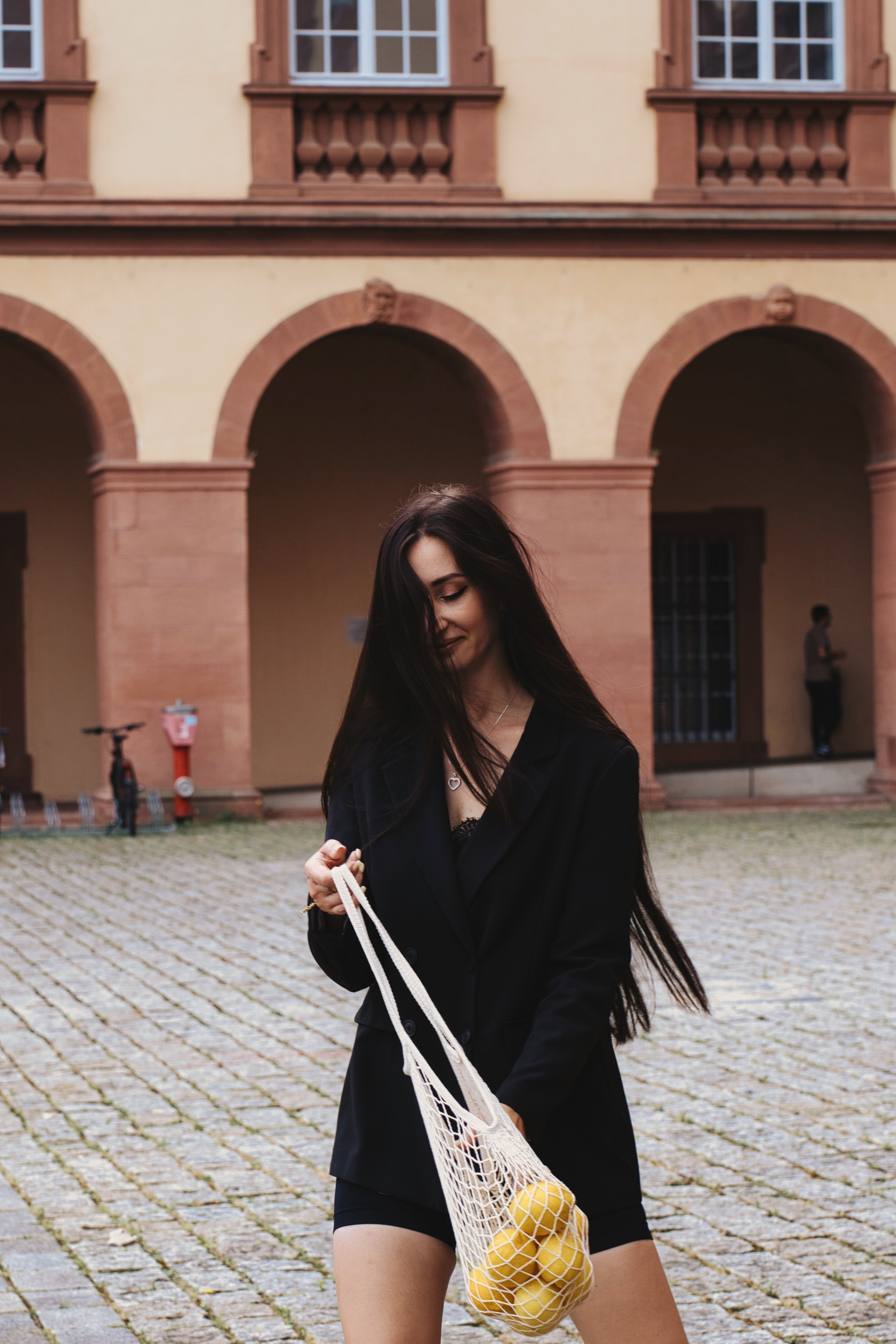 Фотосесія з лимонами в місті. Фотограф Анастасія Залужна | Манхайм