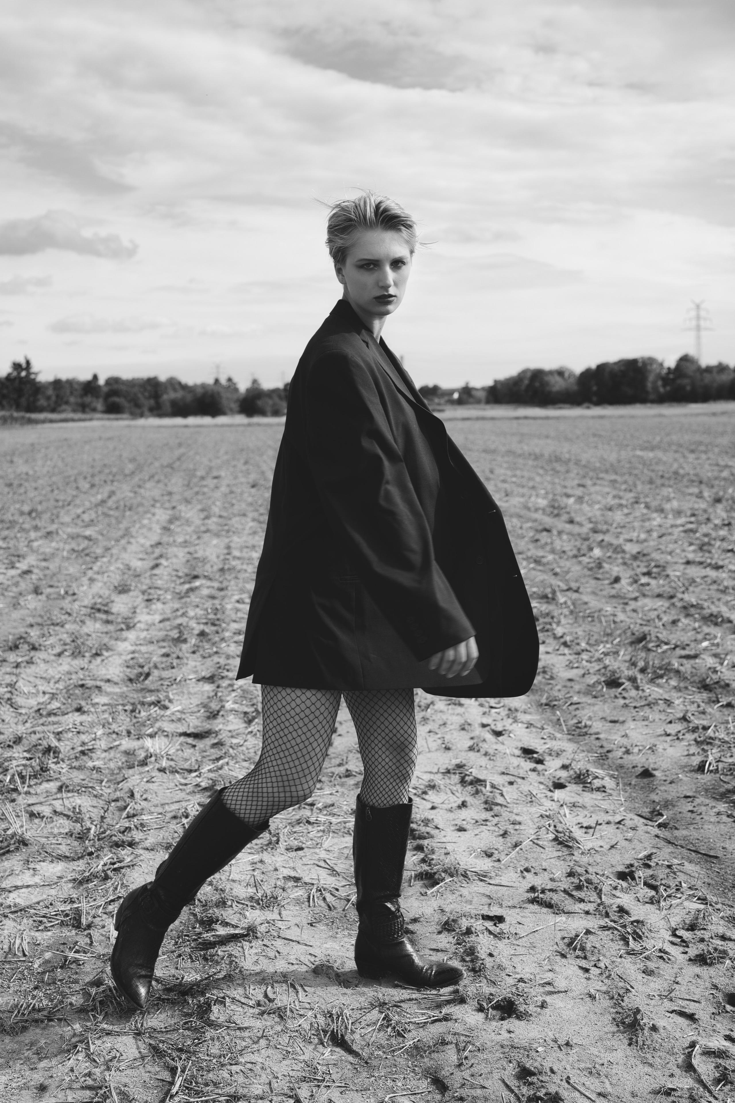 Фотосесія зі стільцем в полі. Фотограф Анастасія Залужна | Манхайм