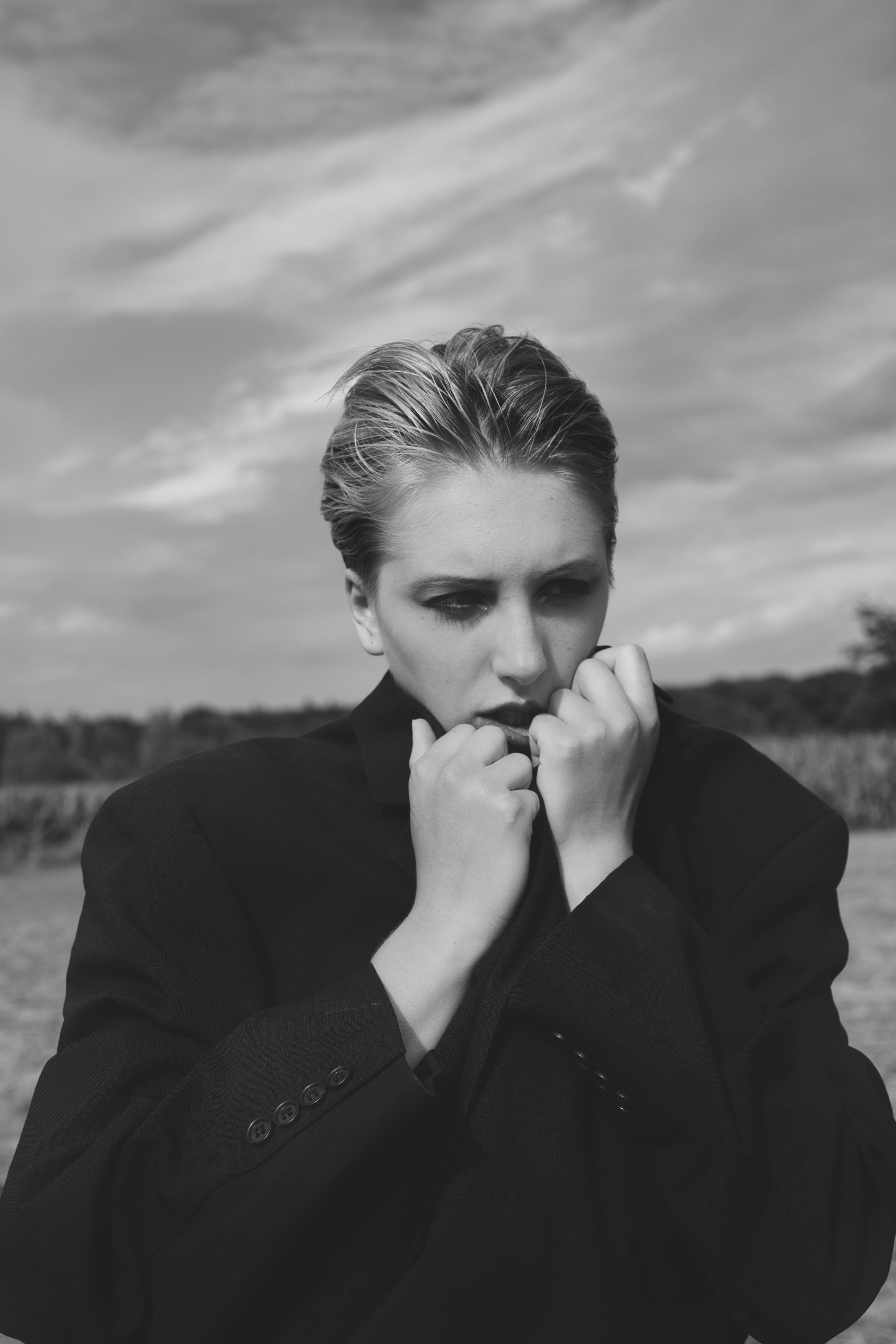 Фотосесія зі стільцем в полі. Фотограф Анастасія Залужна | Манхайм