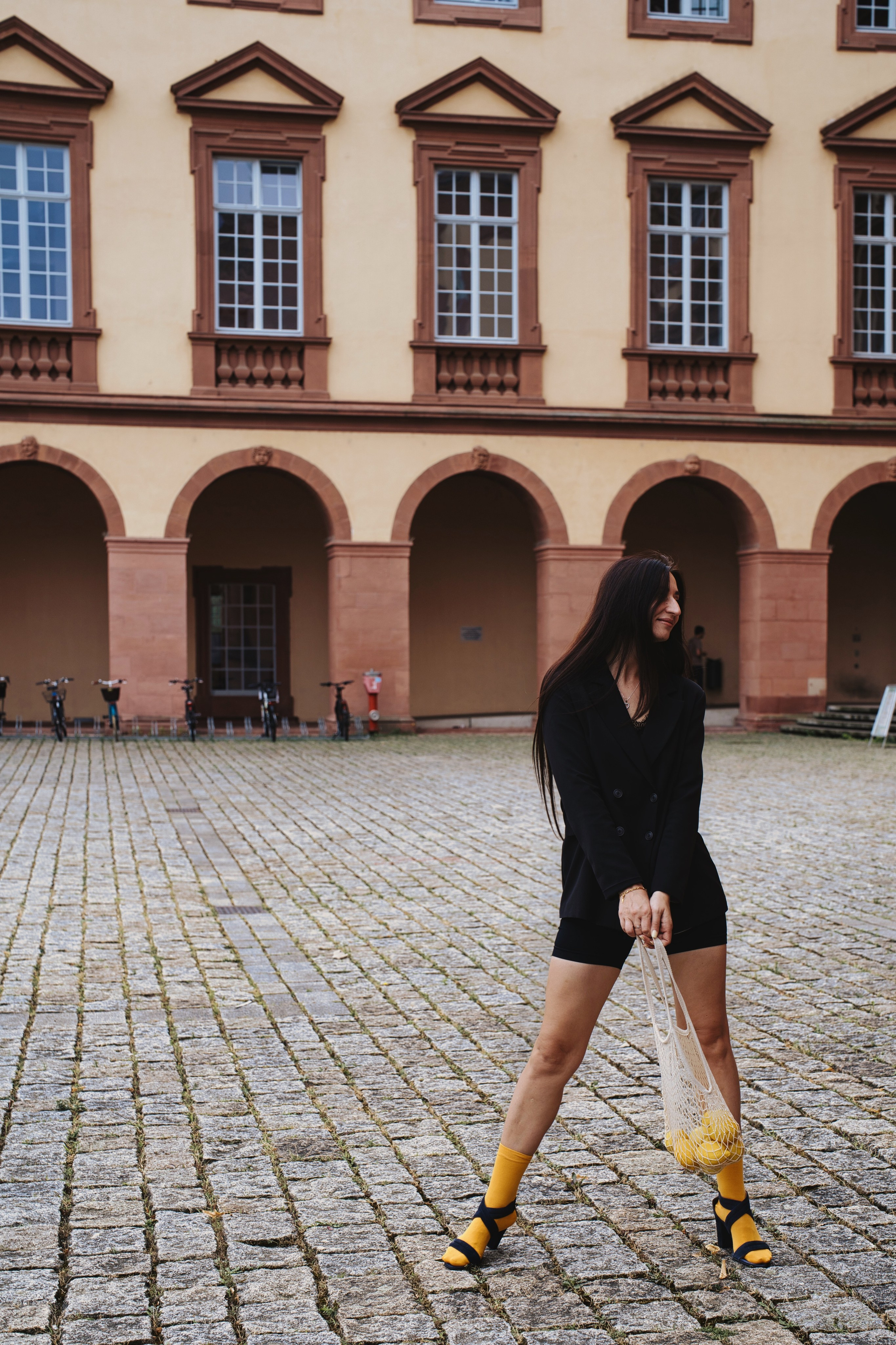 Фотосесія з лимонами в місті. Фотограф Анастасія Залужна | Манхайм