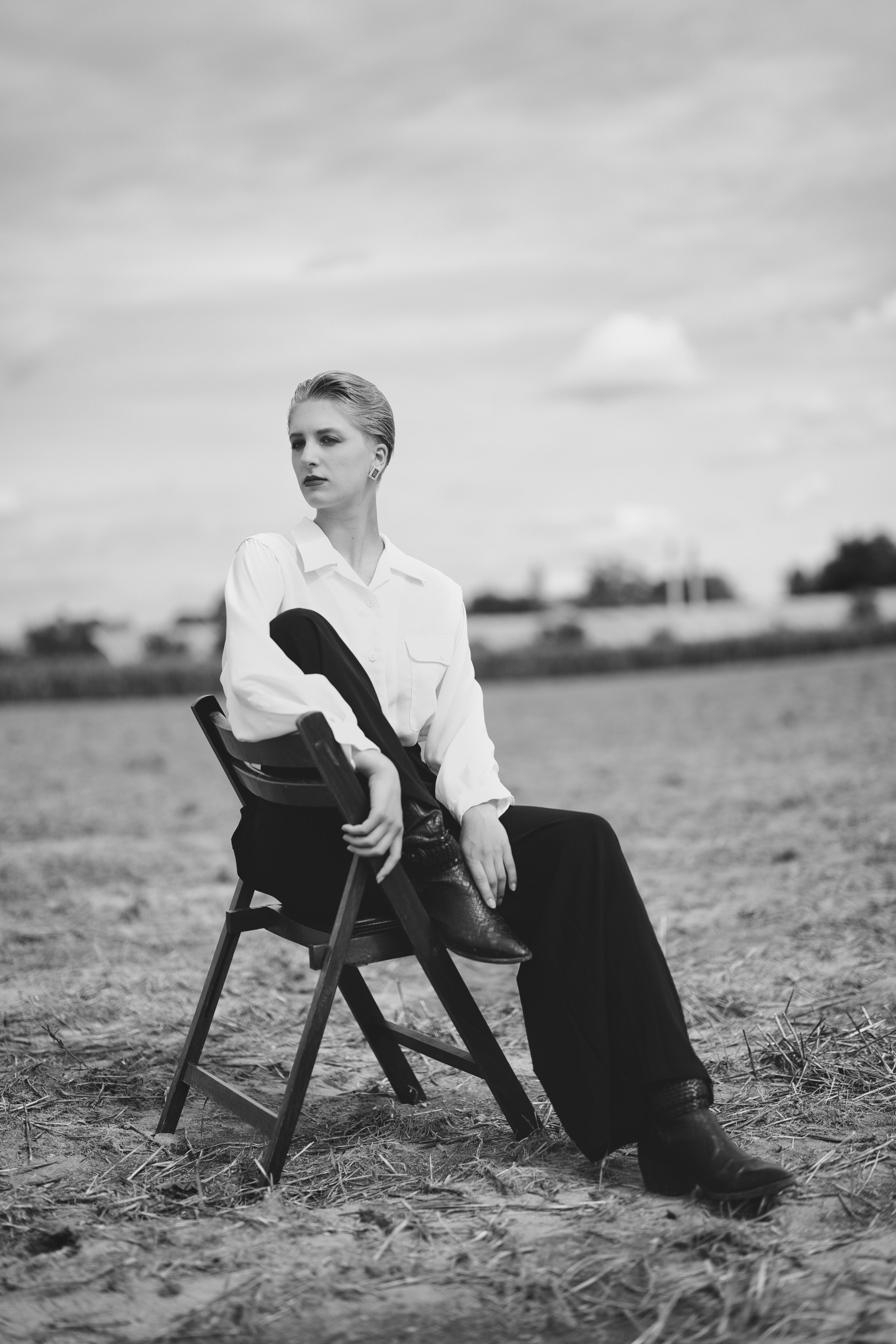 Фотосесія зі стільцем в полі. Фотограф Анастасія Залужна | Манхайм