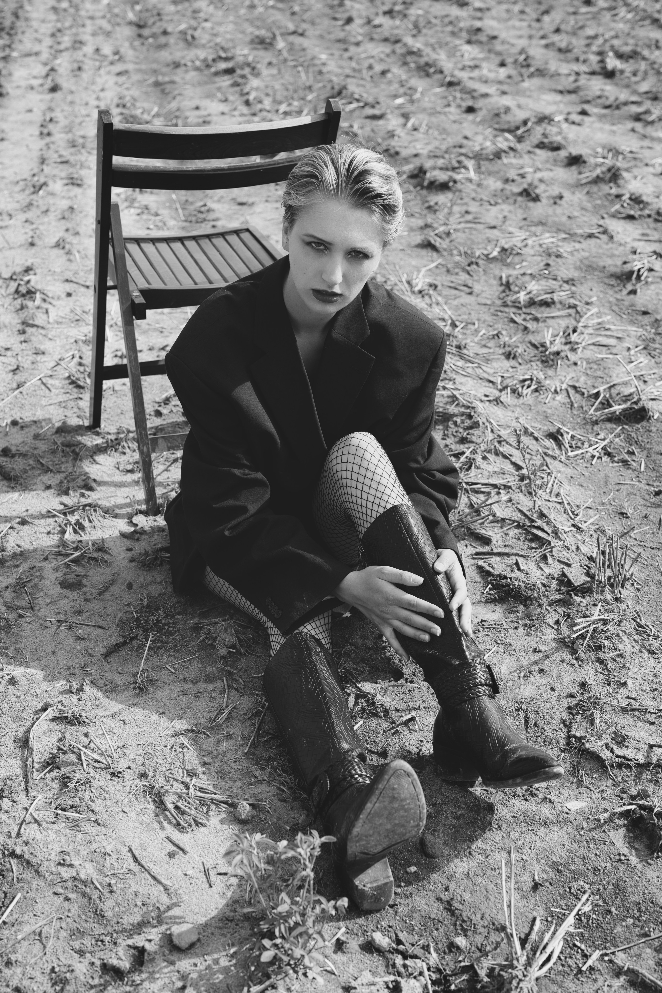 Фотосесія зі стільцем в полі. Фотограф Анастасія Залужна | Манхайм