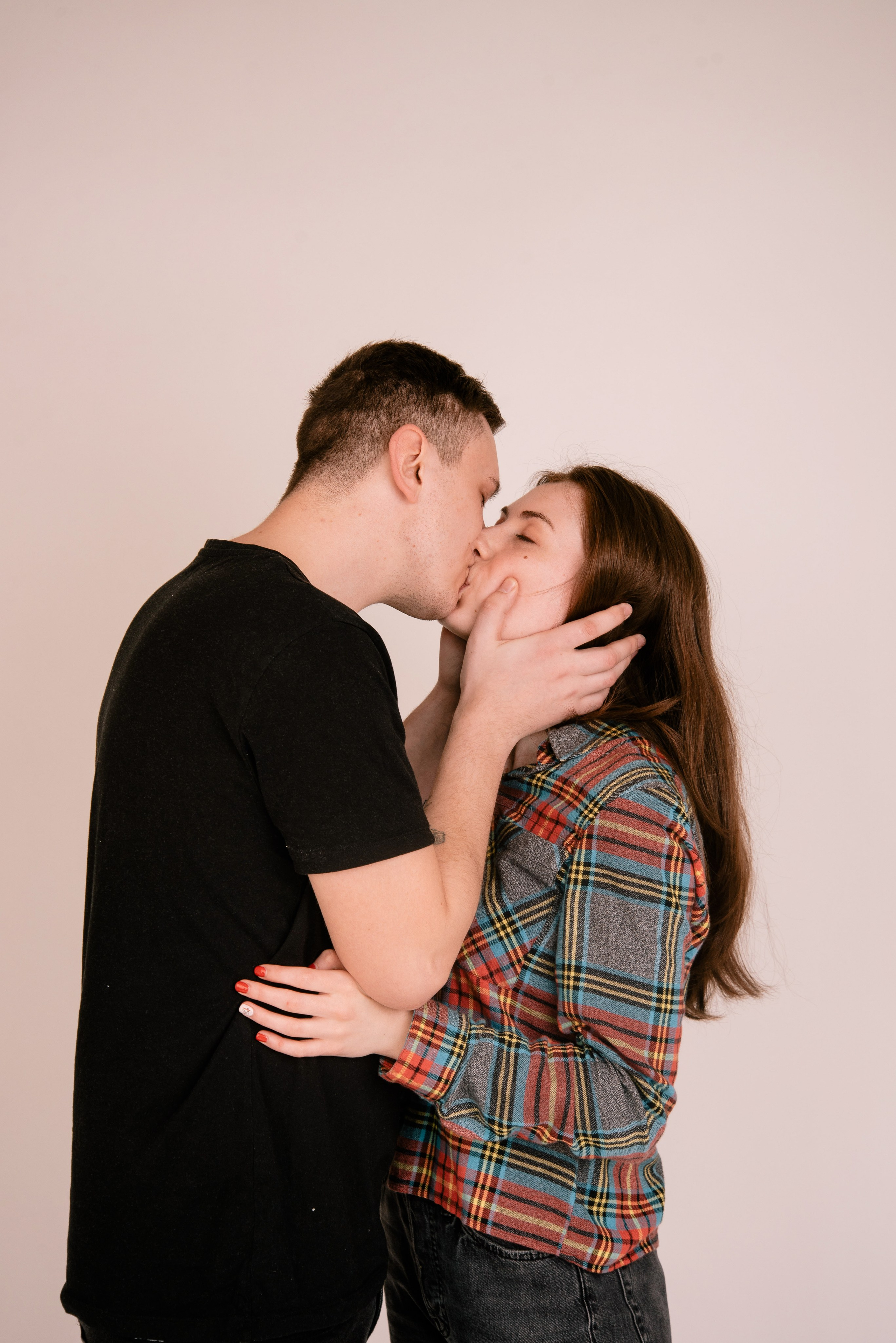 Paarshooting im Studio – Emotionale und moderne Paarfotografie. Anastasiia Zaluzhna Fotografin | Mannheim