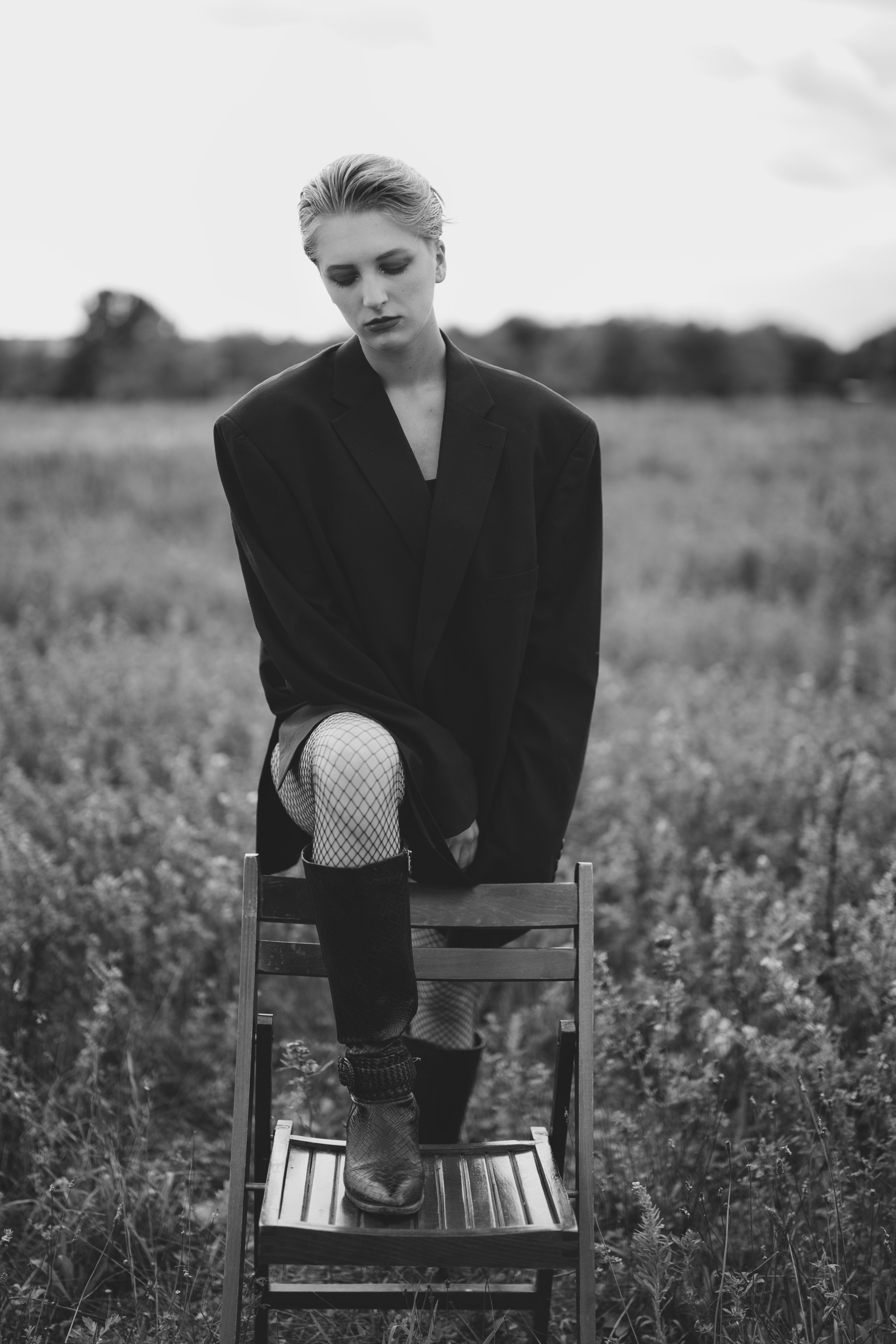 Фотосесія зі стільцем в полі. Фотограф Анастасія Залужна | Манхайм