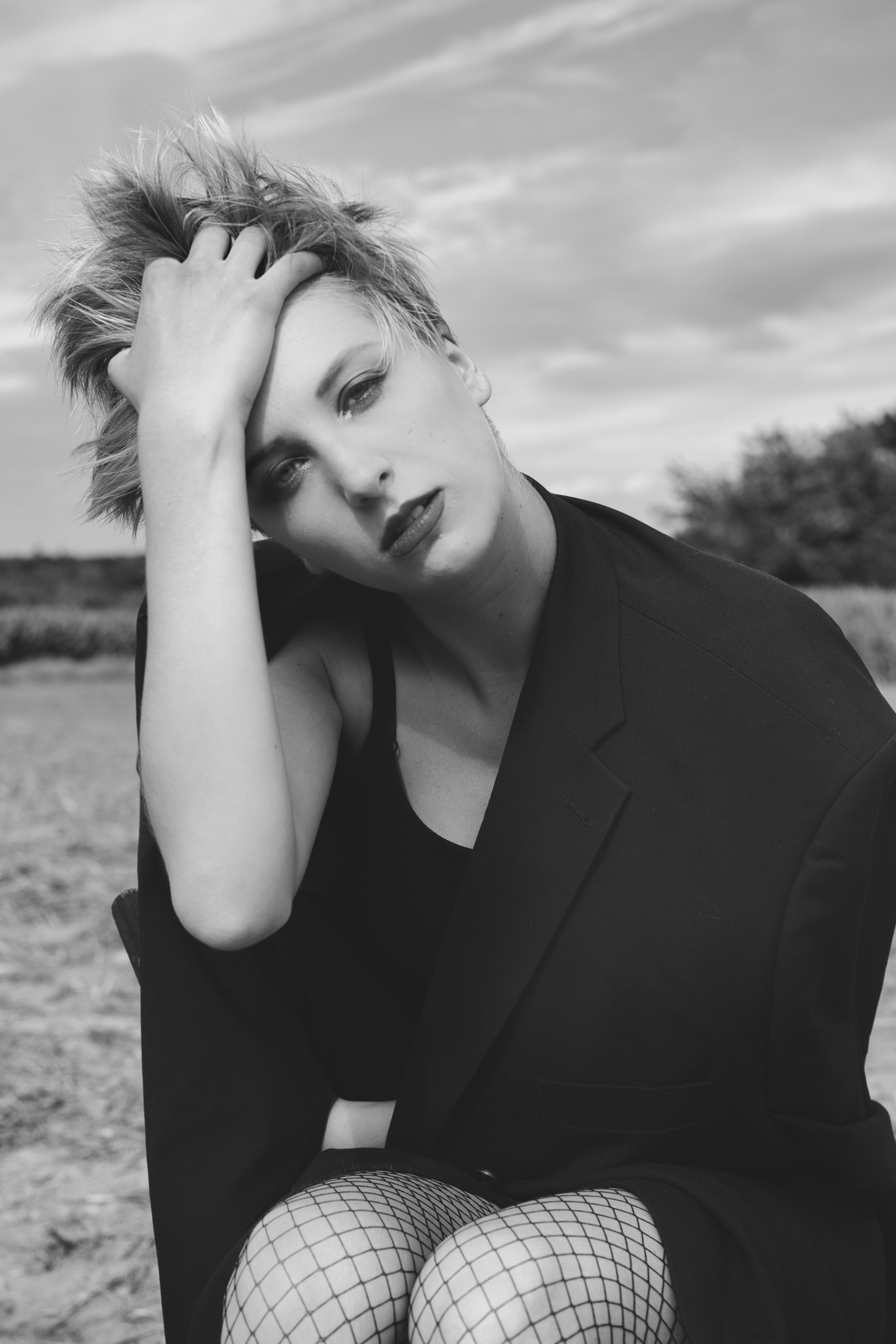 Фотосесія зі стільцем в полі. Фотограф Анастасія Залужна | Манхайм