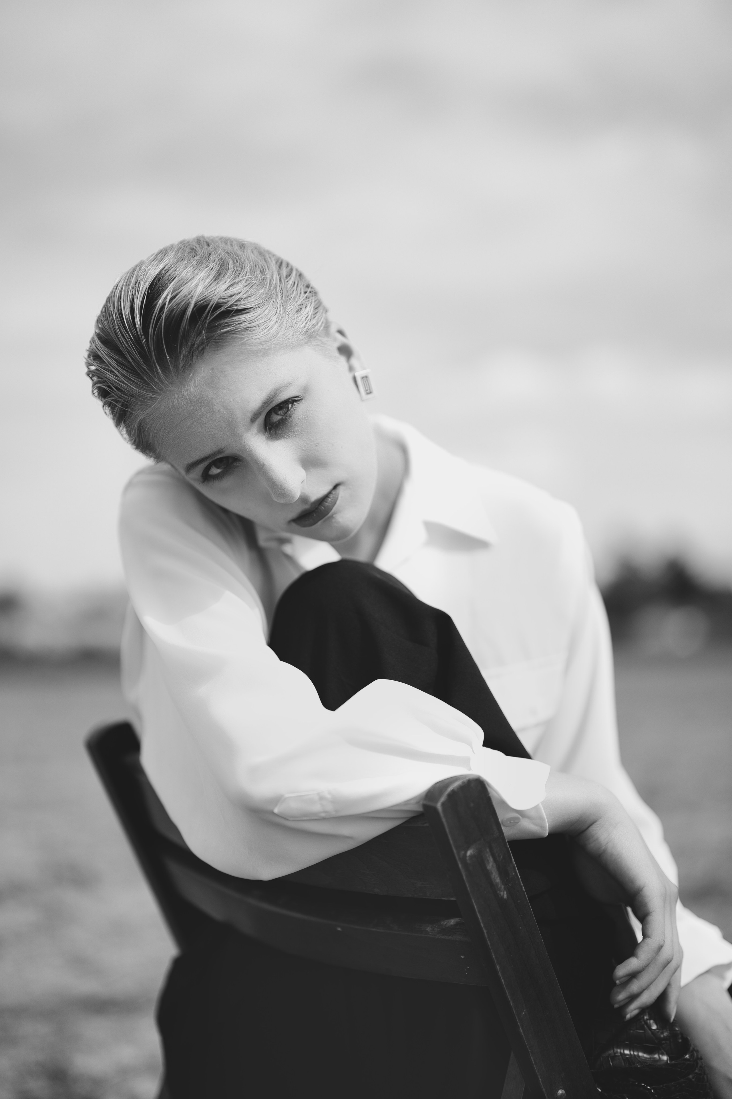 Фотосесія зі стільцем в полі. Фотограф Анастасія Залужна | Манхайм