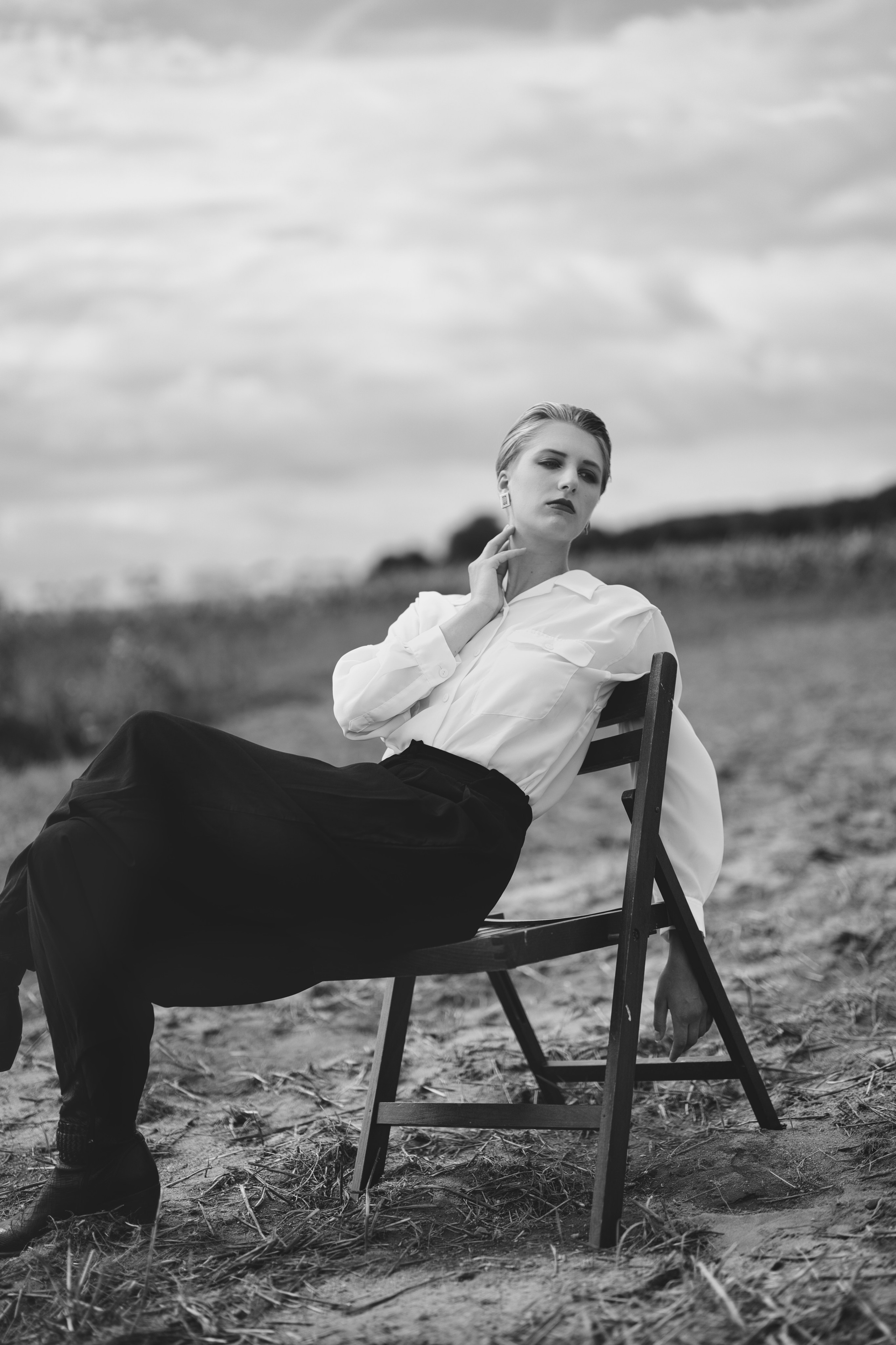 Фотосесія зі стільцем в полі. Фотограф Анастасія Залужна | Манхайм