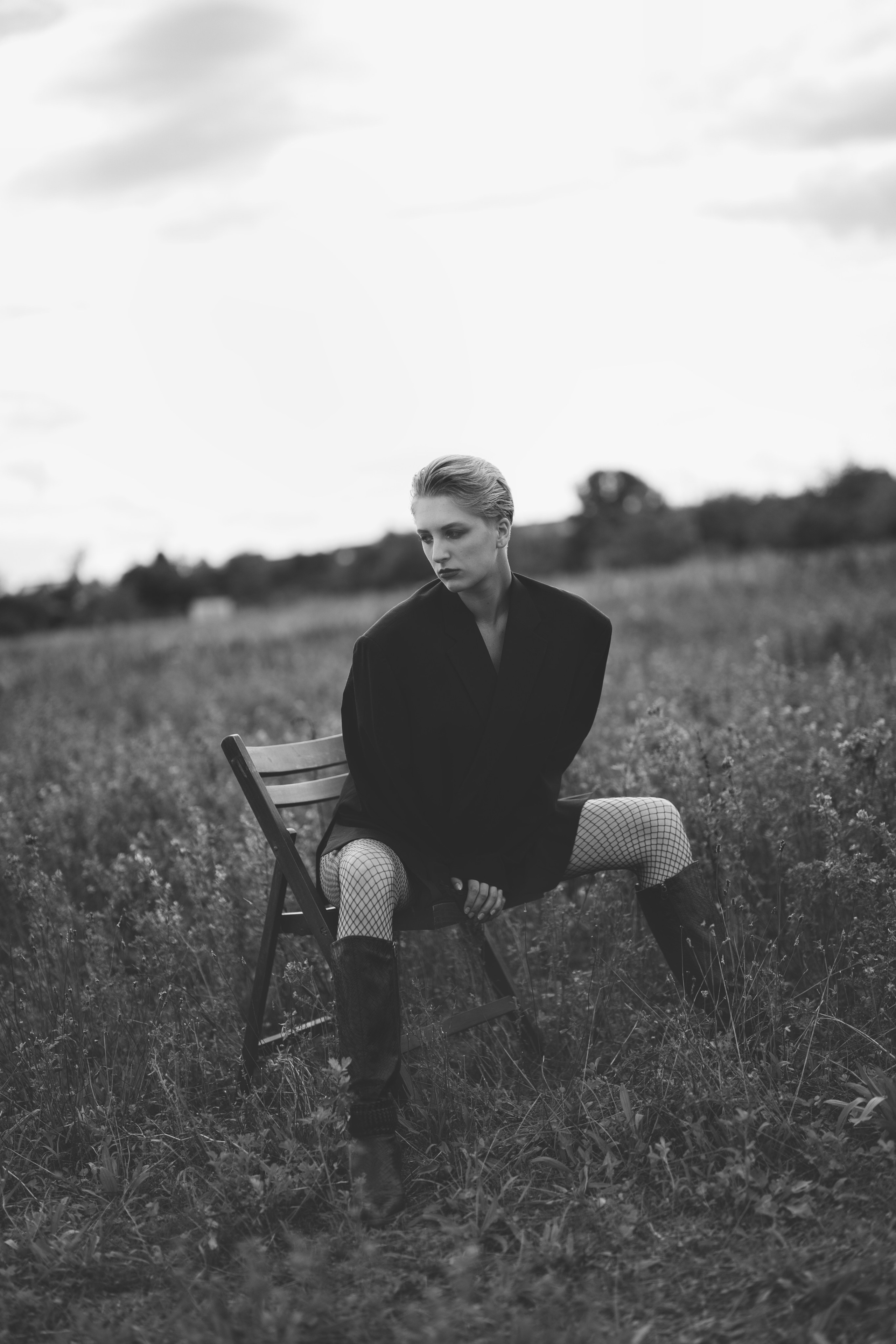 Фотосесія зі стільцем в полі. Фотограф Анастасія Залужна | Манхайм