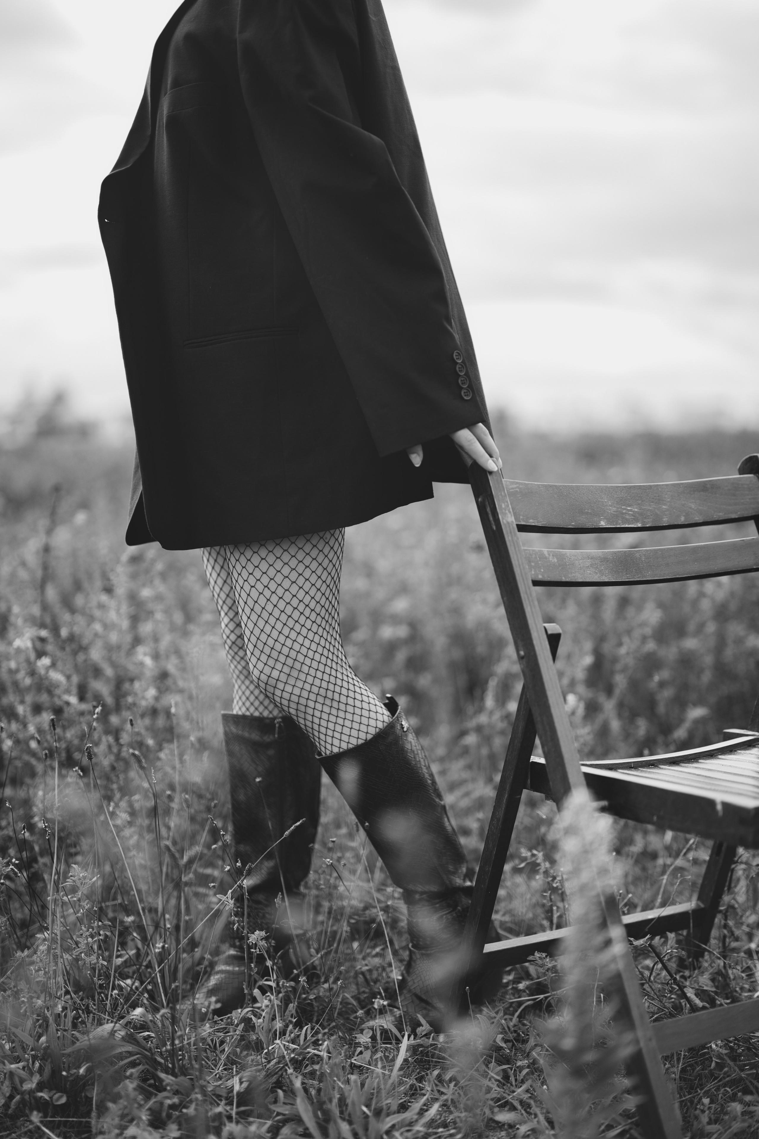 Фотосесія зі стільцем в полі. Фотограф Анастасія Залужна | Манхайм