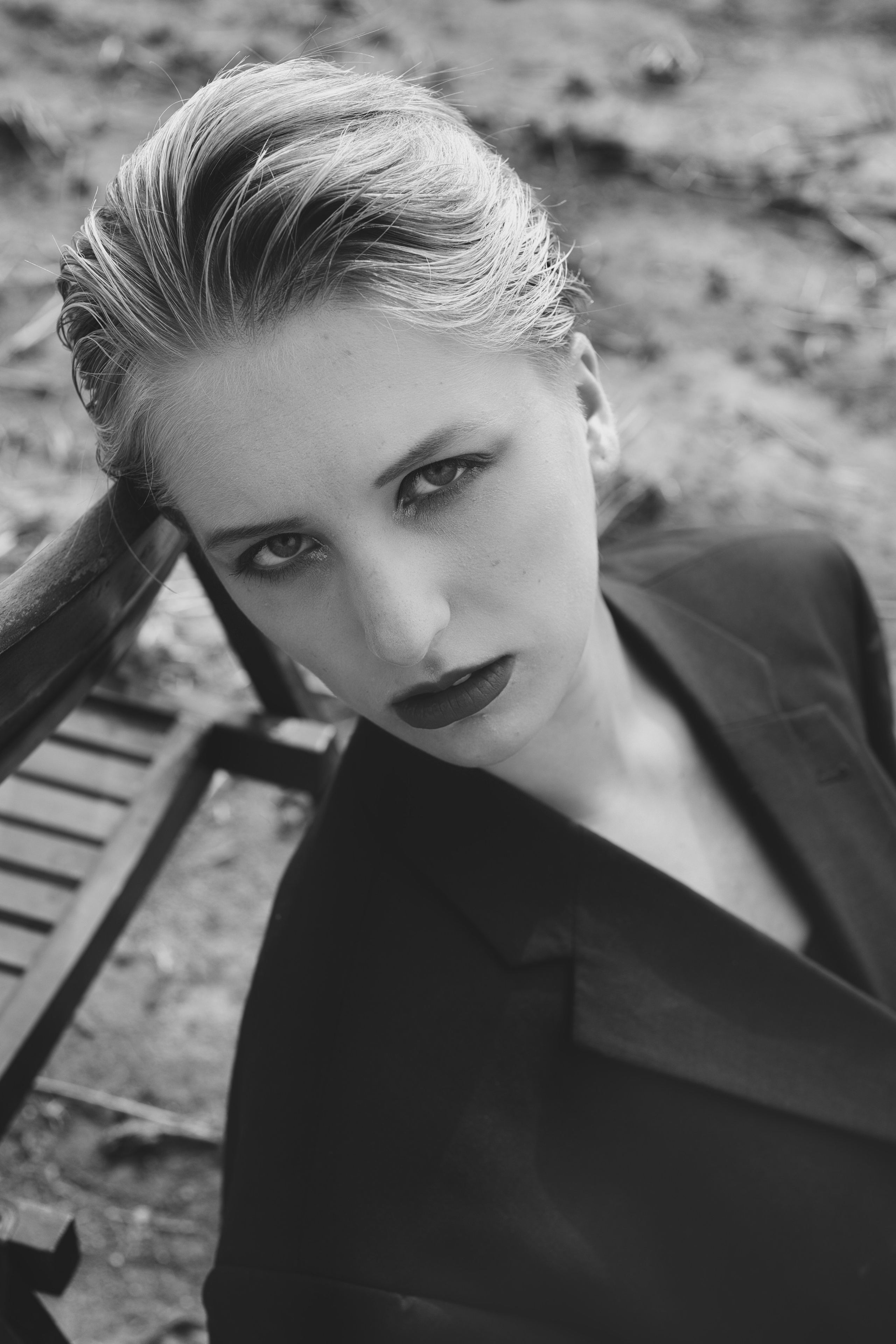 Фотосесія зі стільцем в полі. Фотограф Анастасія Залужна | Манхайм