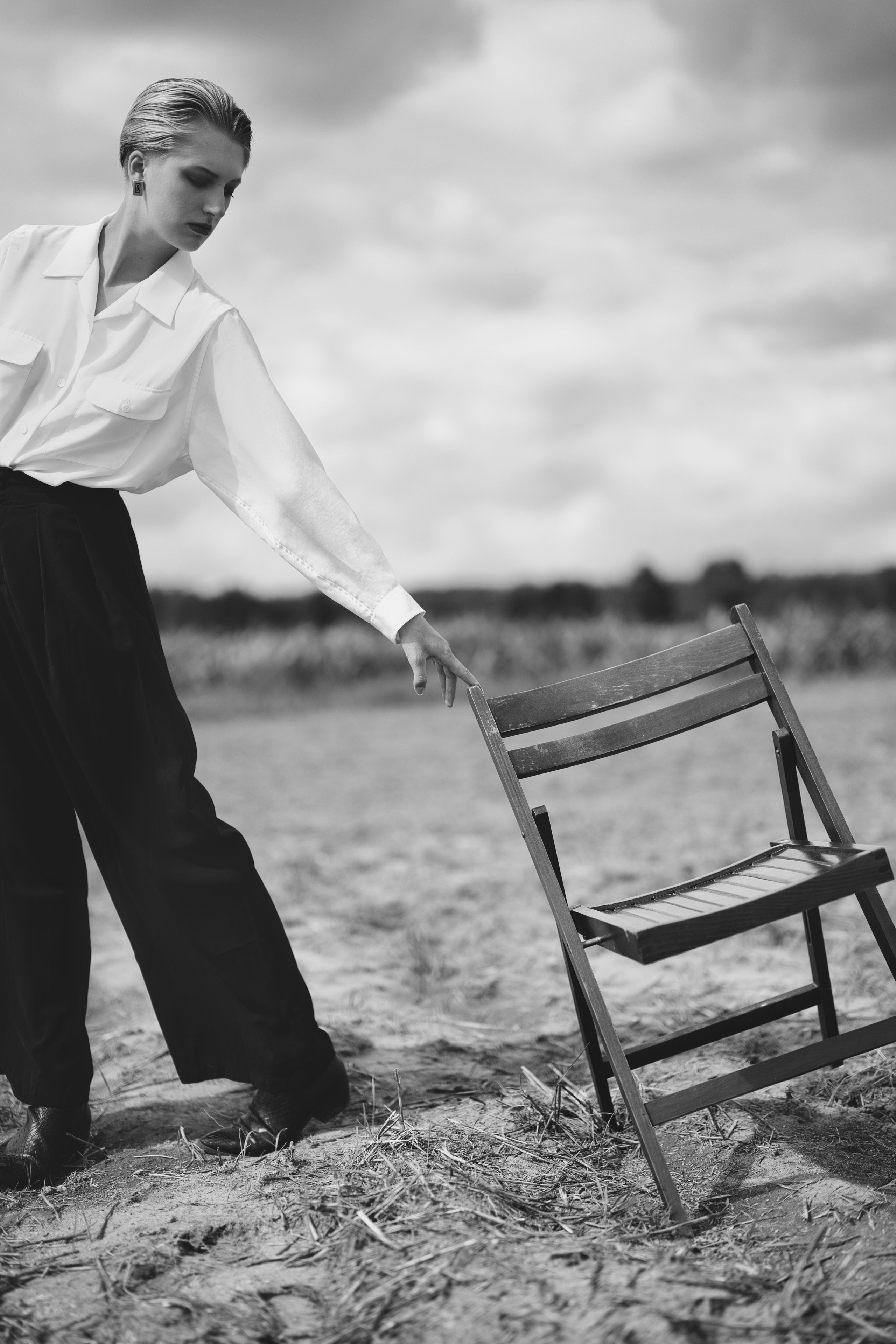 Фотосесія зі стільцем в полі. Фотограф Анастасія Залужна | Манхайм