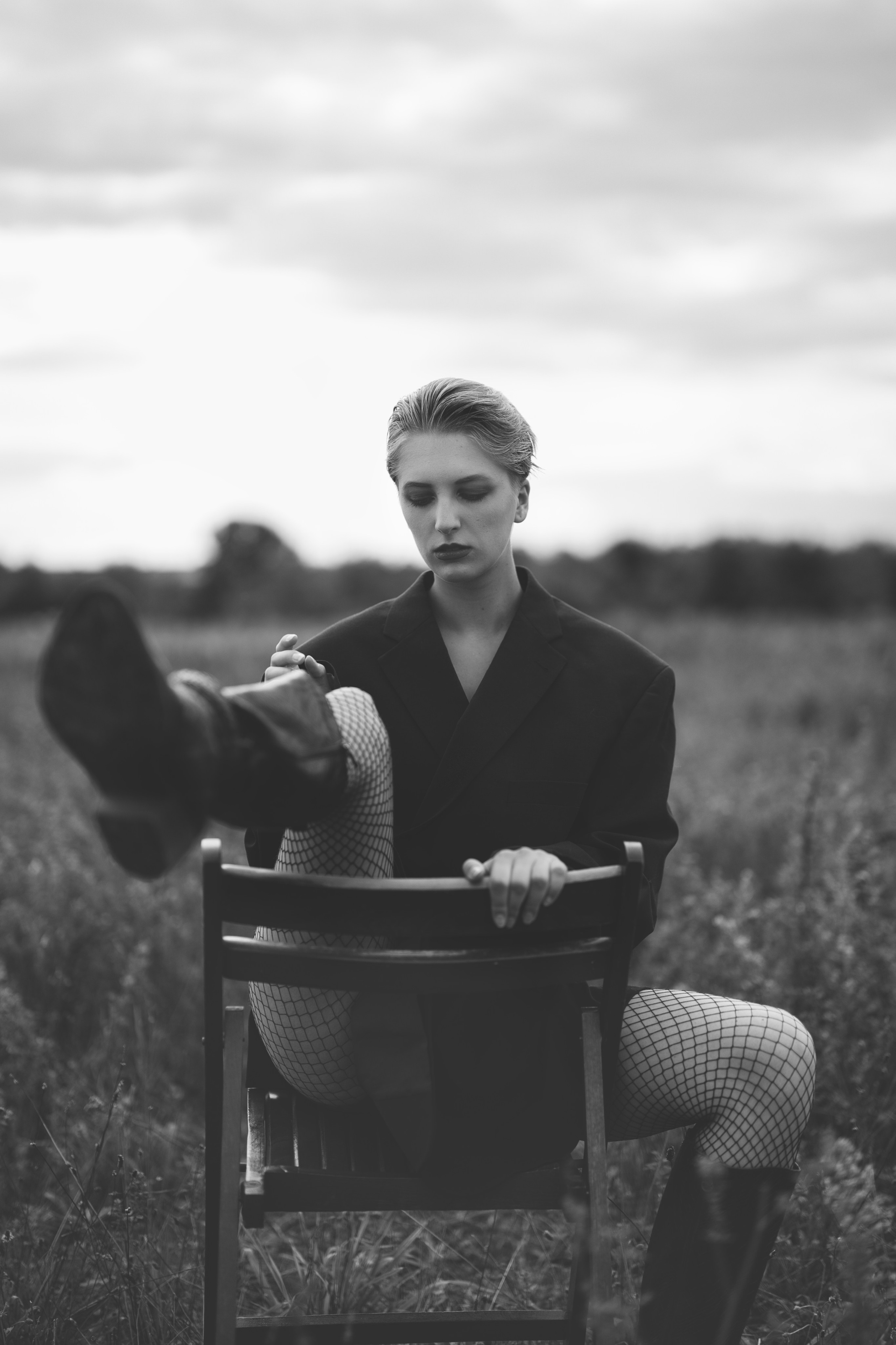 Фотосесія зі стільцем в полі. Фотограф Анастасія Залужна | Манхайм