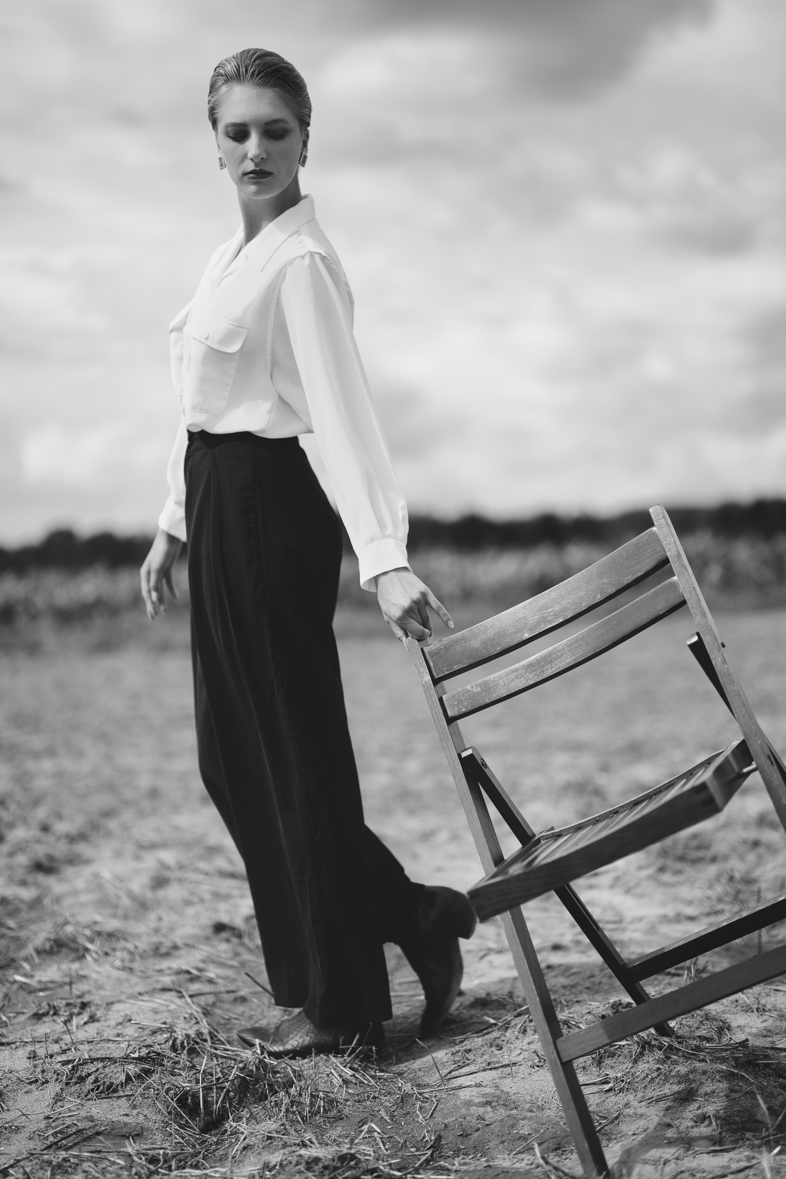 Фотосесія зі стільцем в полі. Фотограф Анастасія Залужна | Манхайм