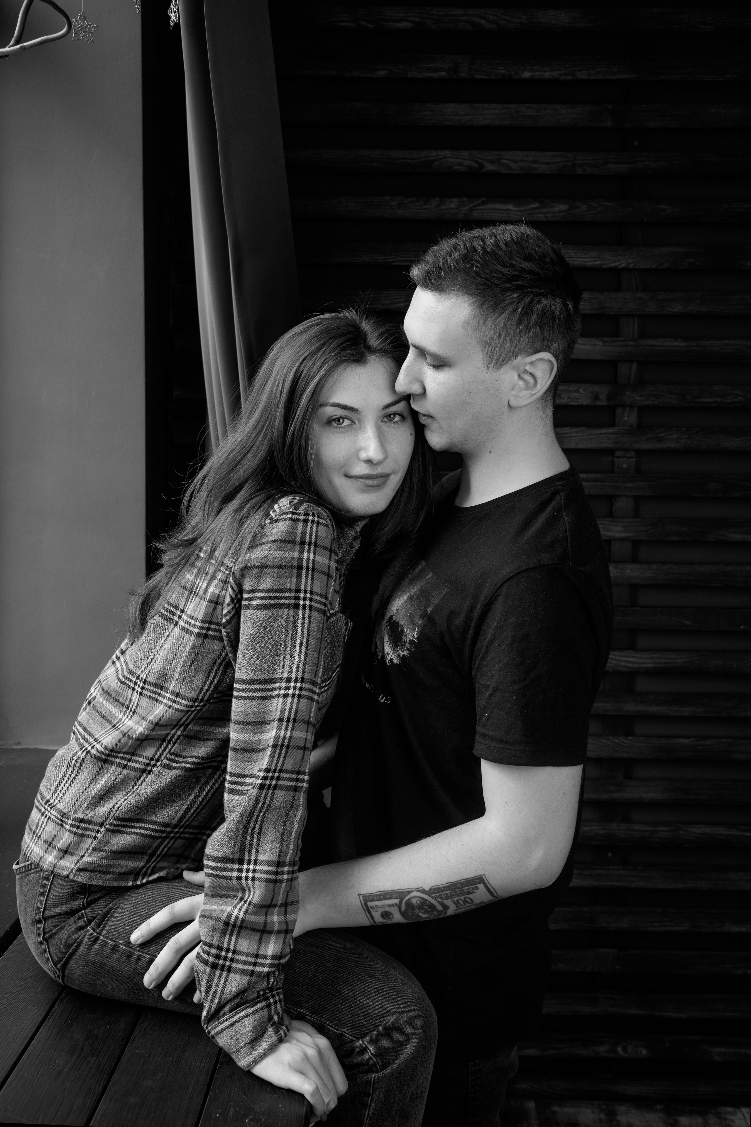 Paarshooting am Fenster mit natürlichem Licht.