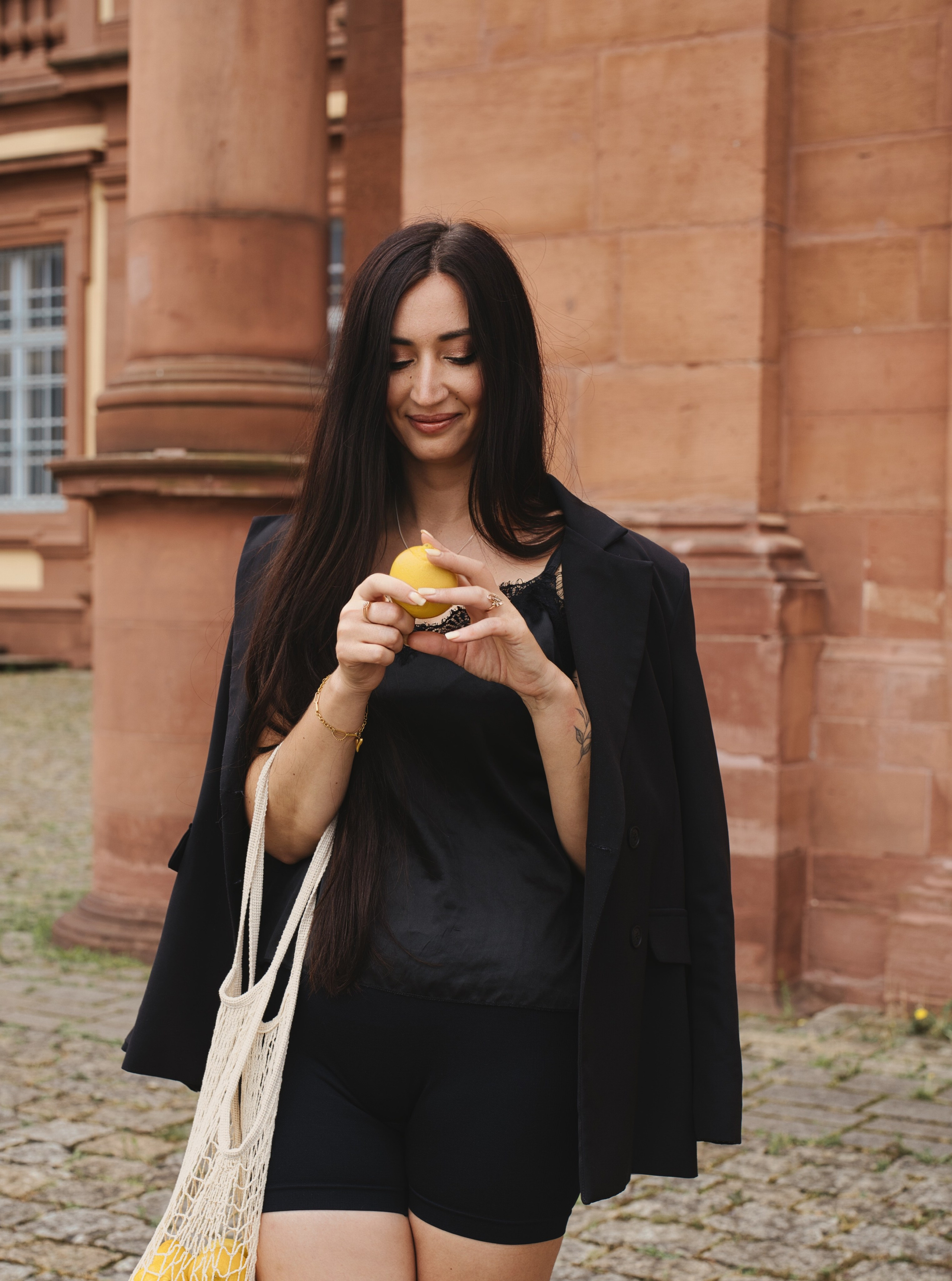 Фотосесія з лимонами в місті. Фотограф Анастасія Залужна | Манхайм