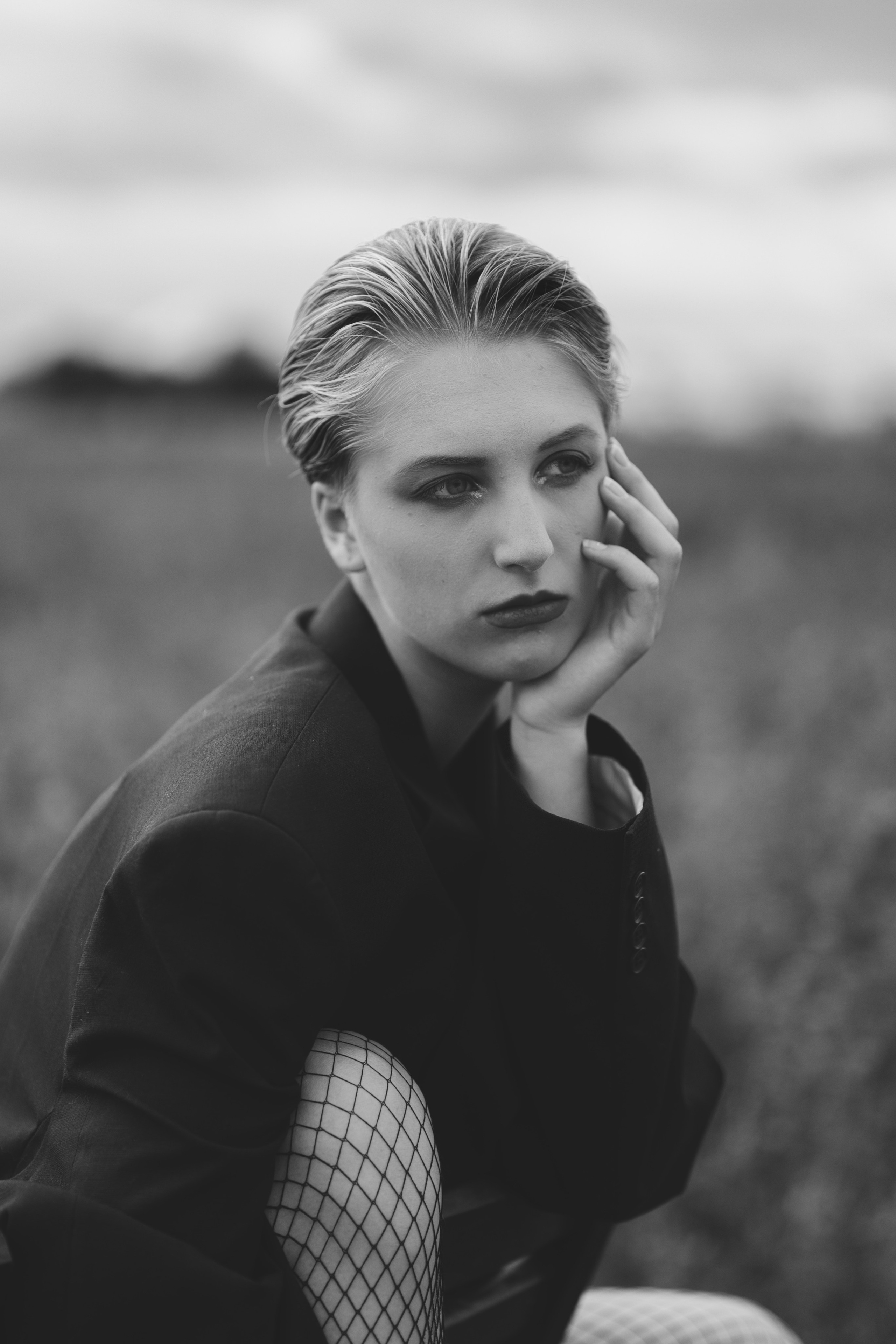 Фотосесія зі стільцем в полі. Фотограф Анастасія Залужна | Манхайм