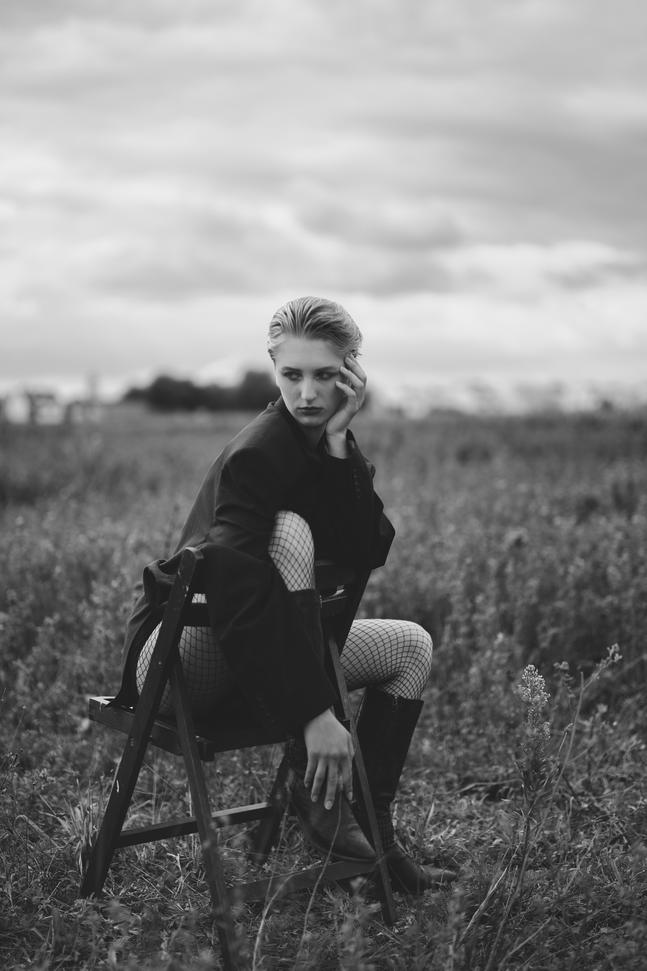 Фотосесія зі стільцем в полі. Фотограф Анастасія Залужна | Манхайм