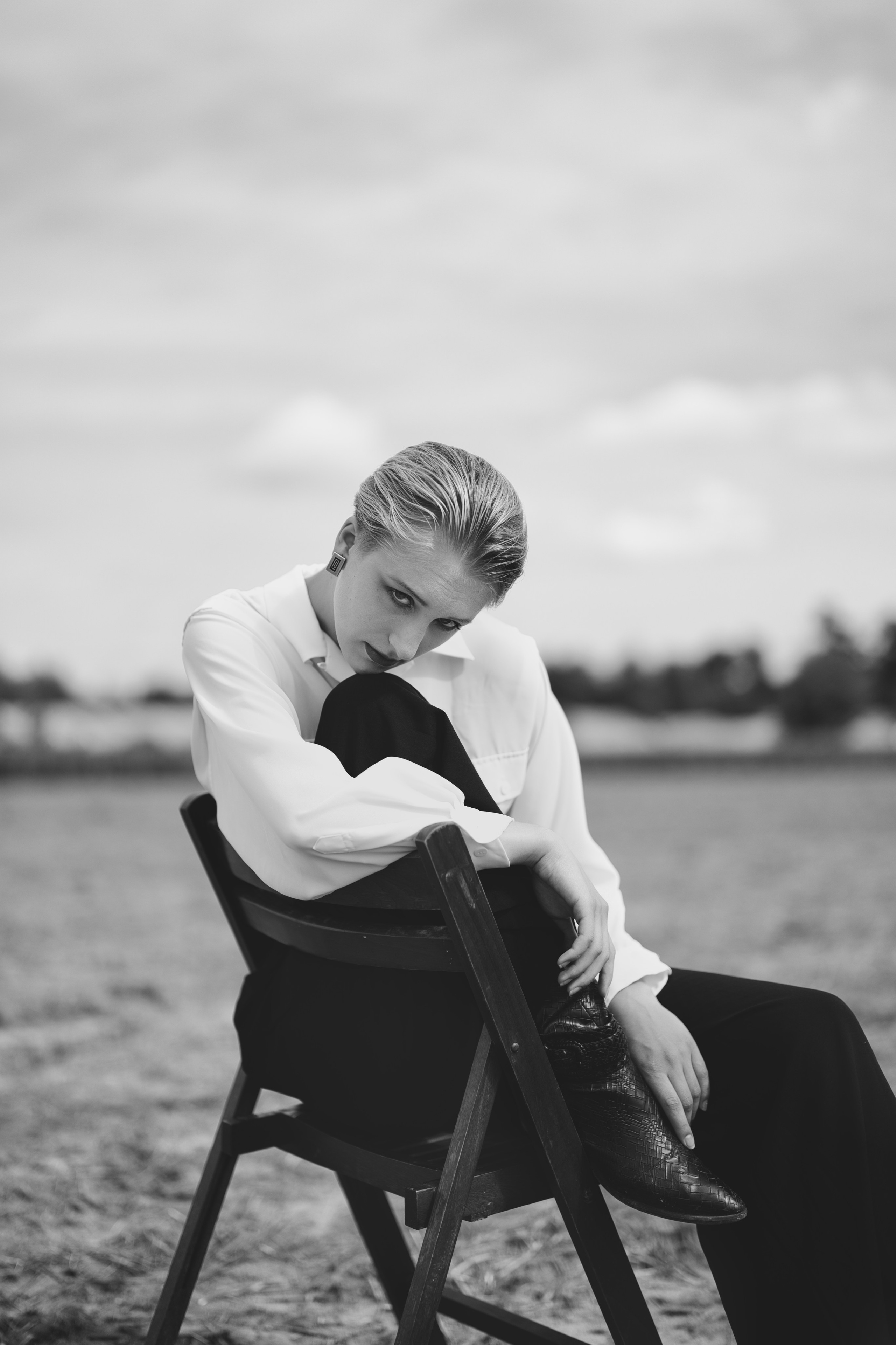 Фотосесія зі стільцем в полі. Фотограф Анастасія Залужна | Манхайм