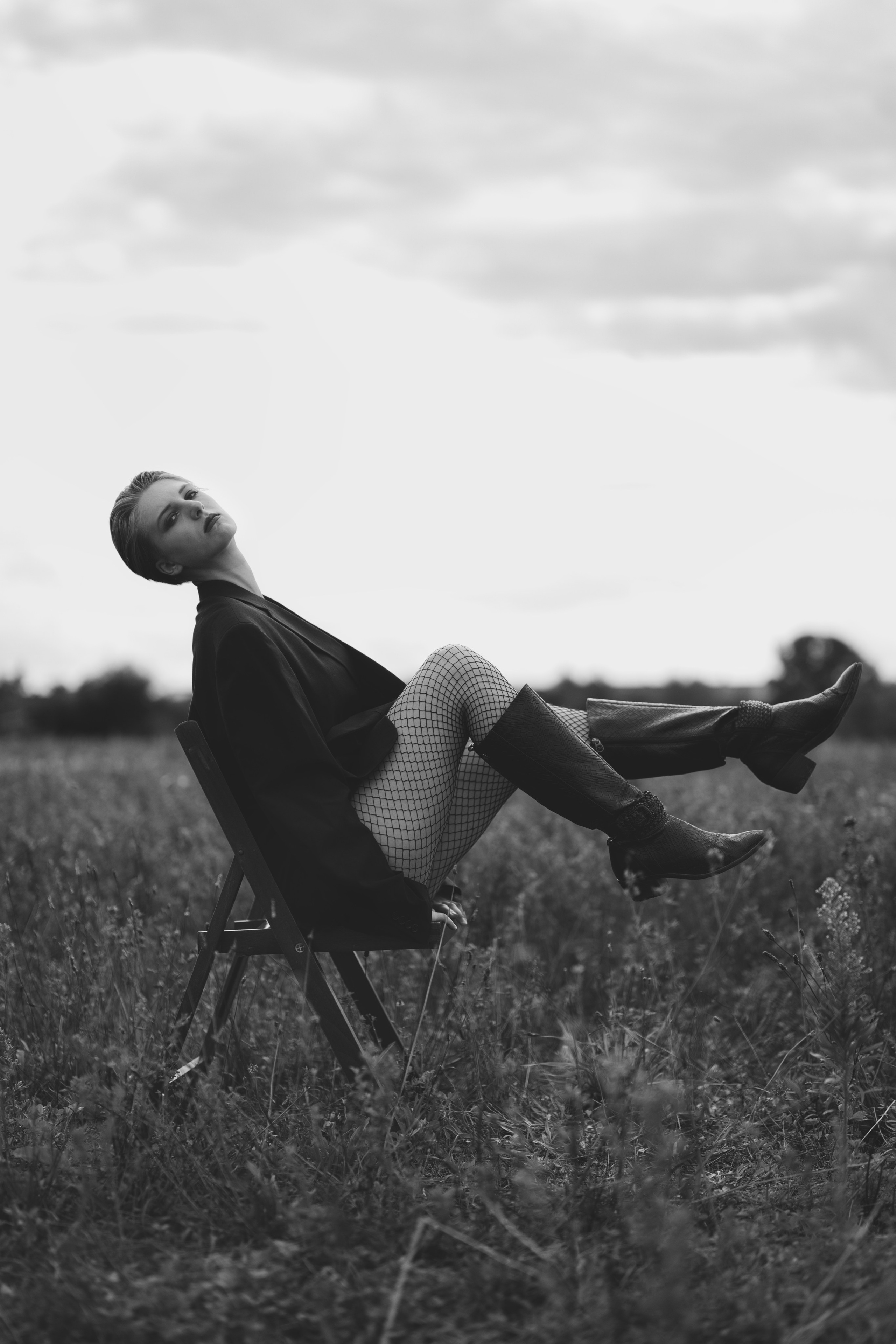 Фотосесія зі стільцем в полі. Фотограф Анастасія Залужна | Манхайм