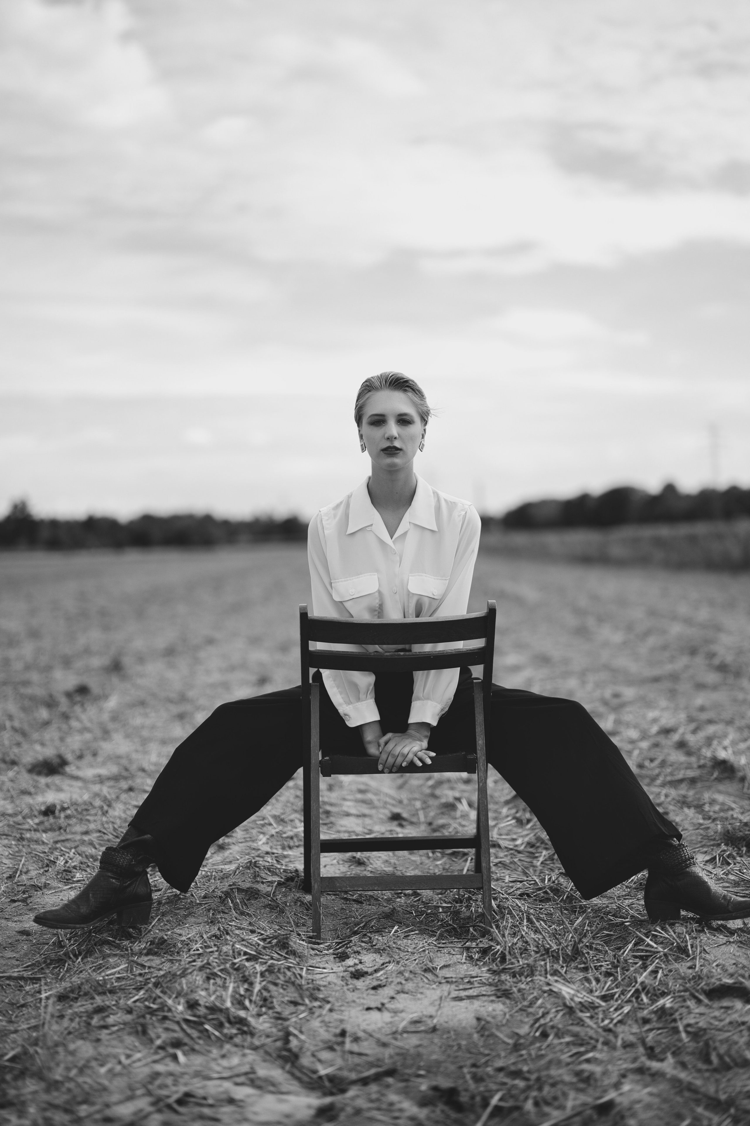 Фотосесія зі стільцем в полі. Фотограф Анастасія Залужна | Манхайм