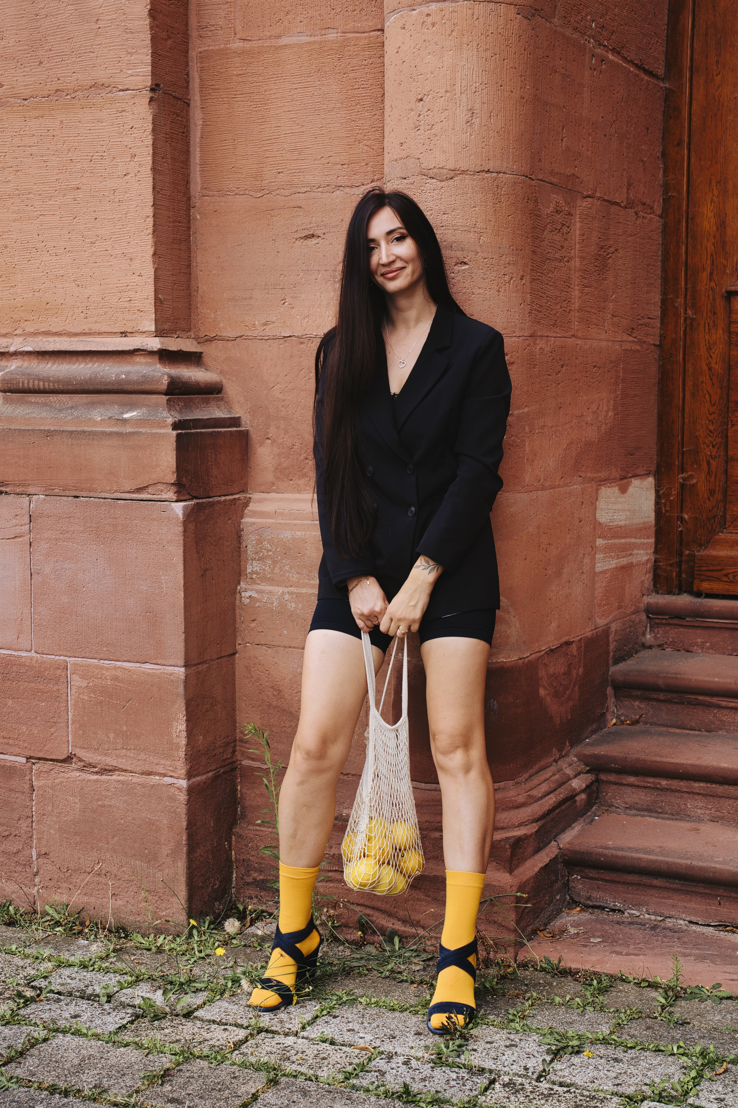 Фотосесія з лимонами в місті. Фотограф Анастасія Залужна | Манхайм