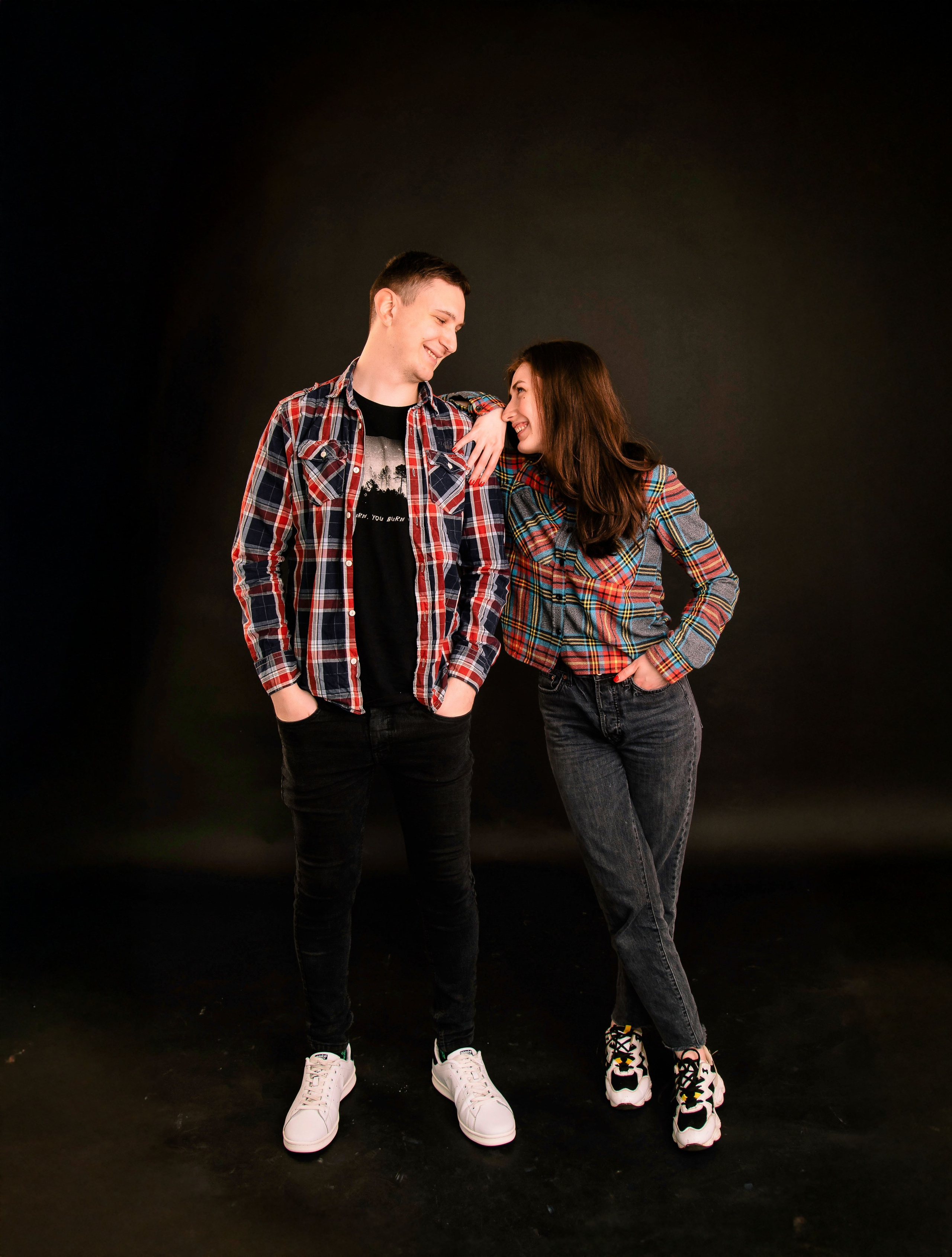 Eine Person in einer emotionalen Pose auf dunklem Hintergrund, künstlerisches Studiofoto.