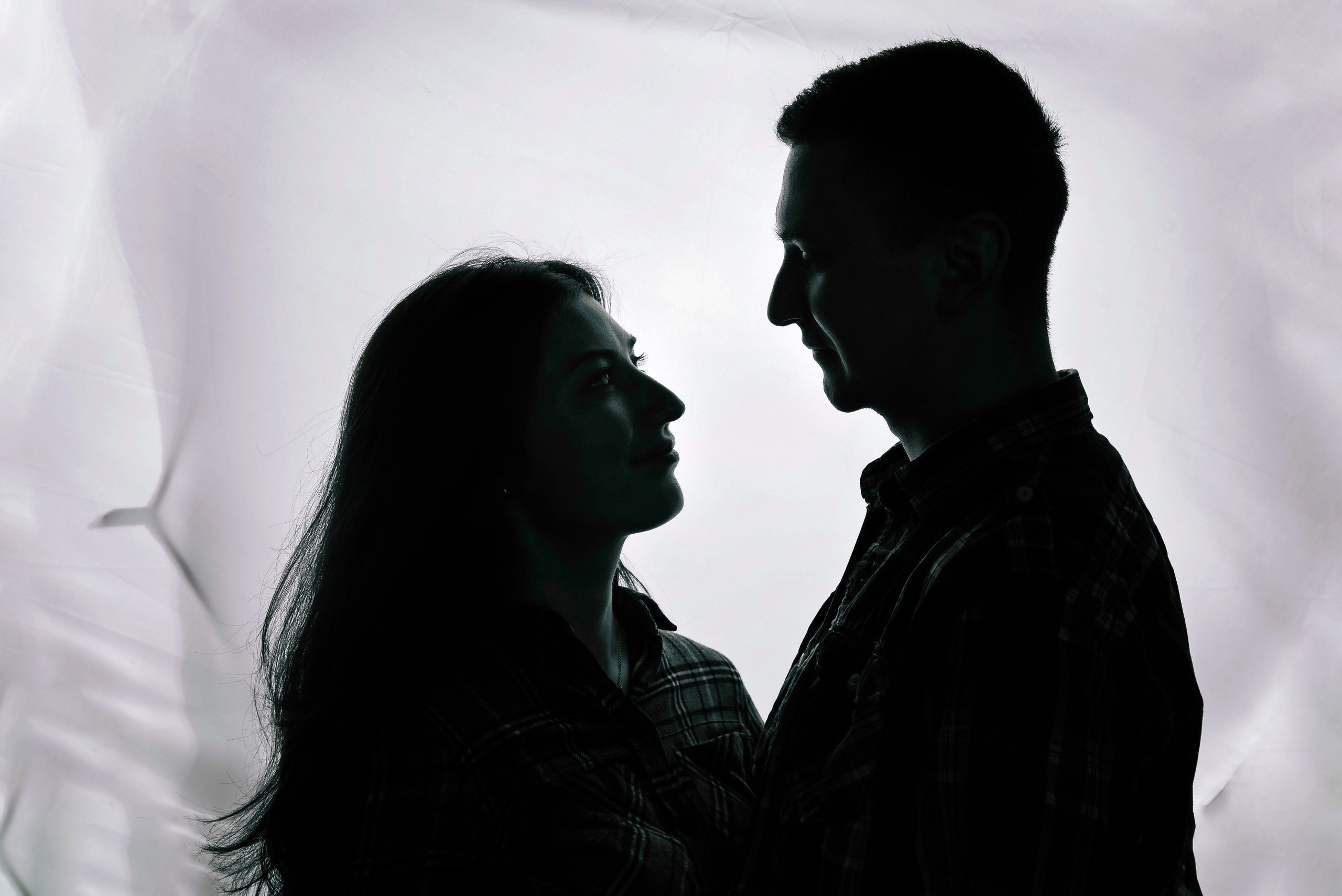 Silhouettenfoto eines Paares im Gegenlicht.