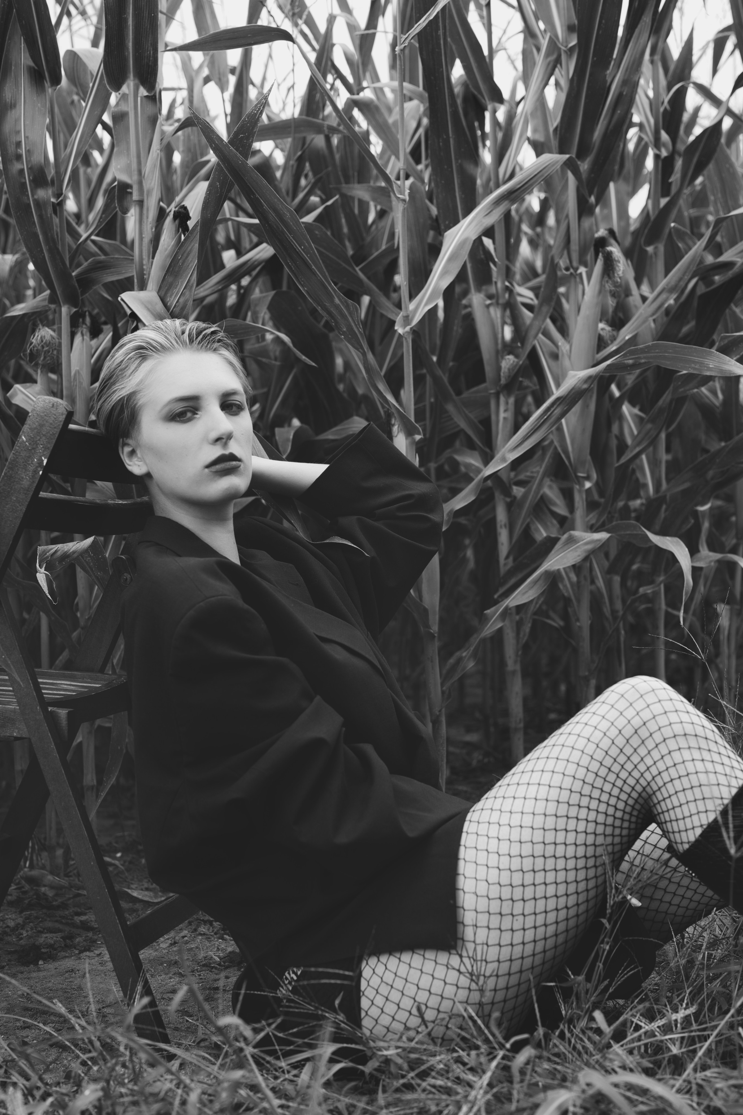 Фотосесія зі стільцем в полі. Фотограф Анастасія Залужна | Манхайм