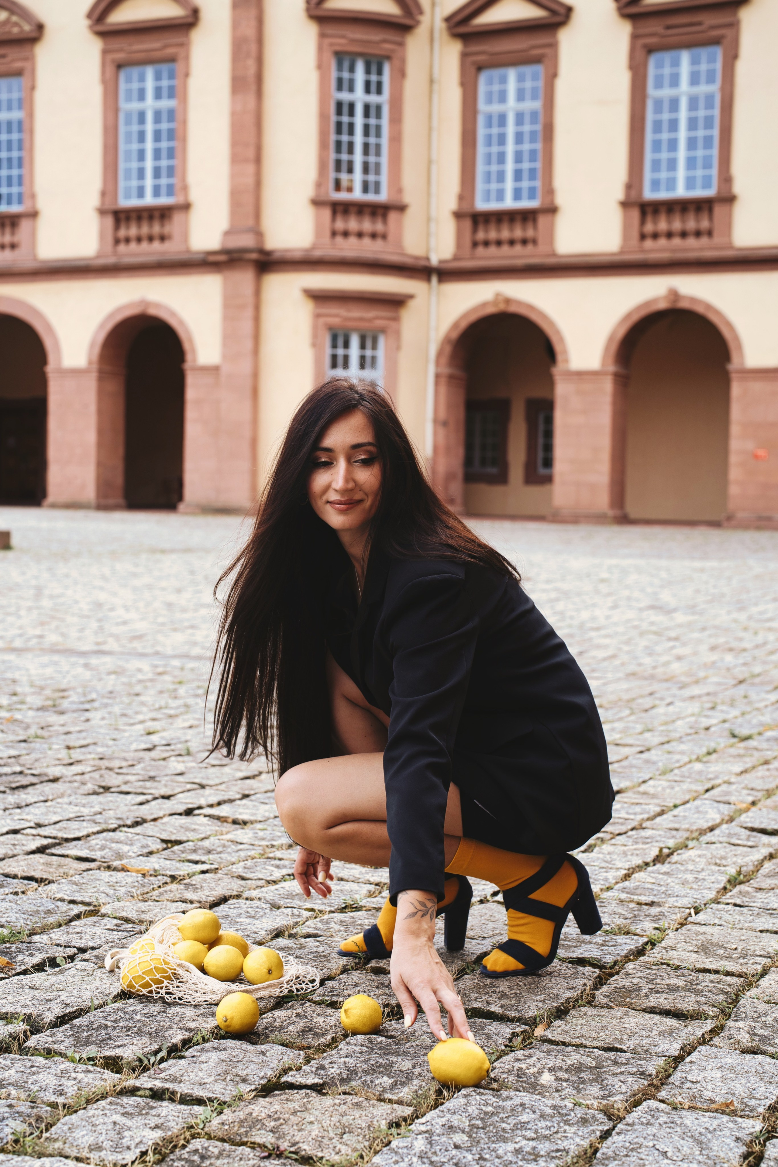 Фотосесія з лимонами в місті. Фотограф Анастасія Залужна | Манхайм