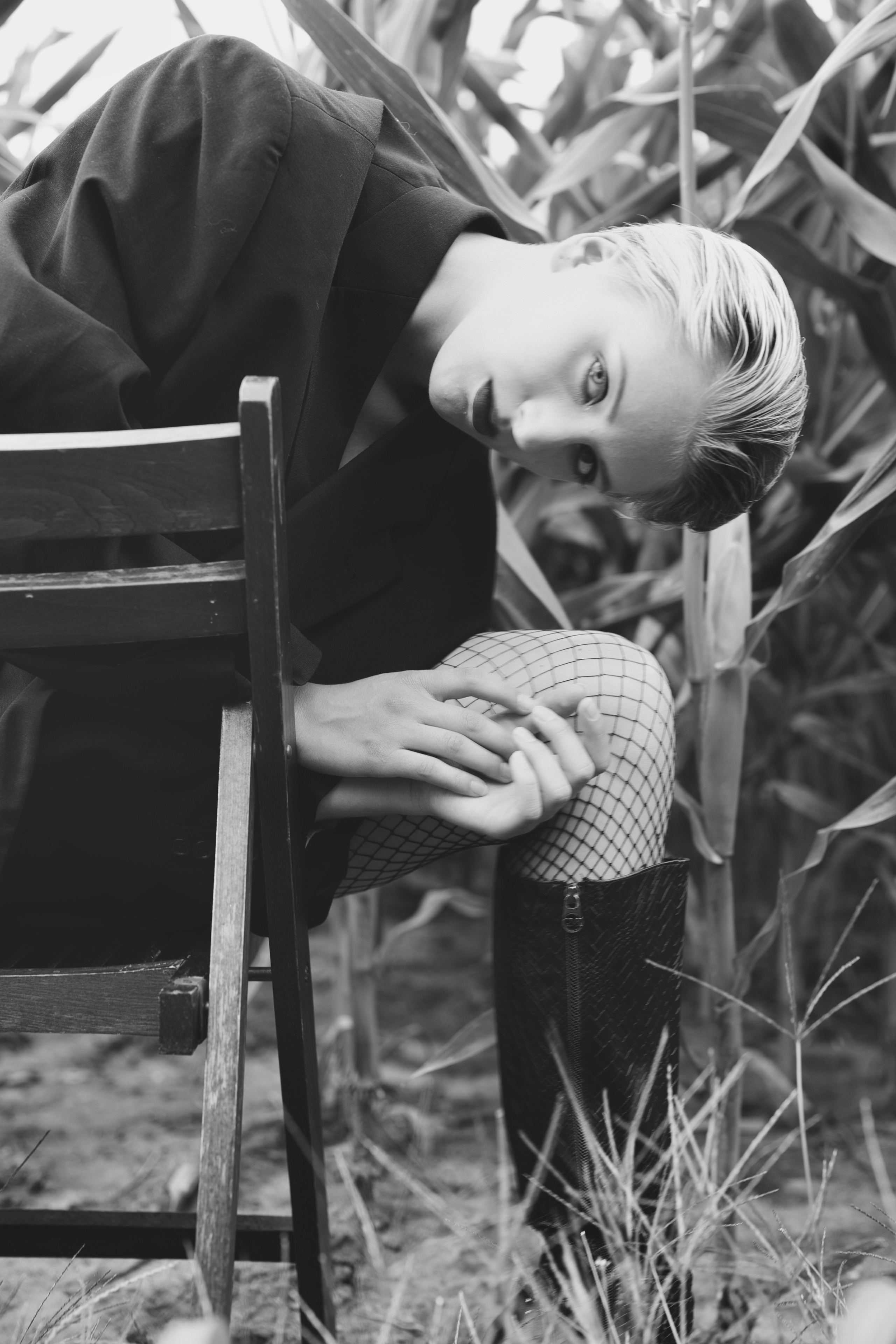 Фотосесія зі стільцем в полі. Фотограф Анастасія Залужна | Манхайм