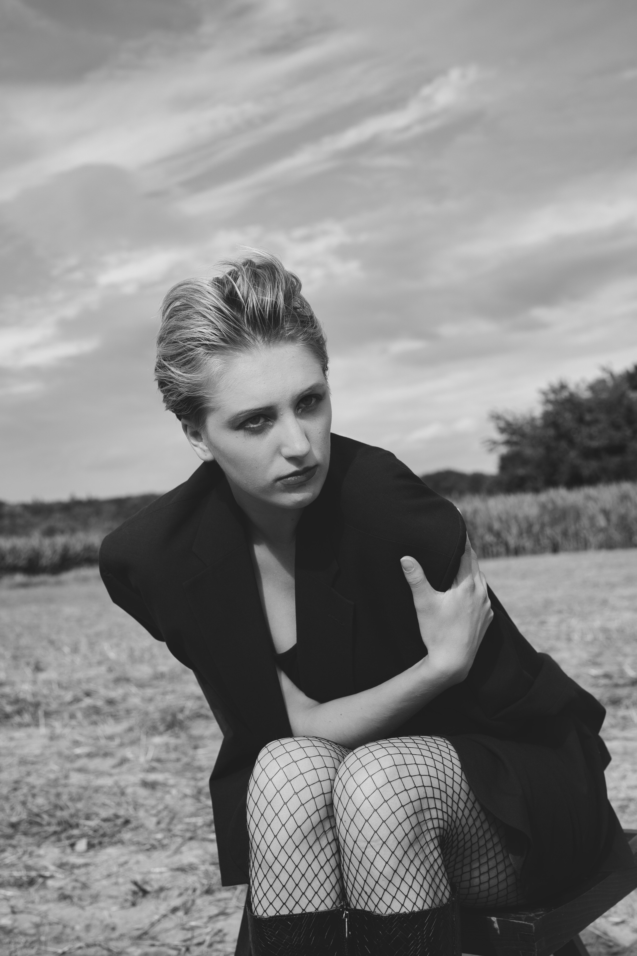 Фотосесія зі стільцем в полі. Фотограф Анастасія Залужна | Манхайм