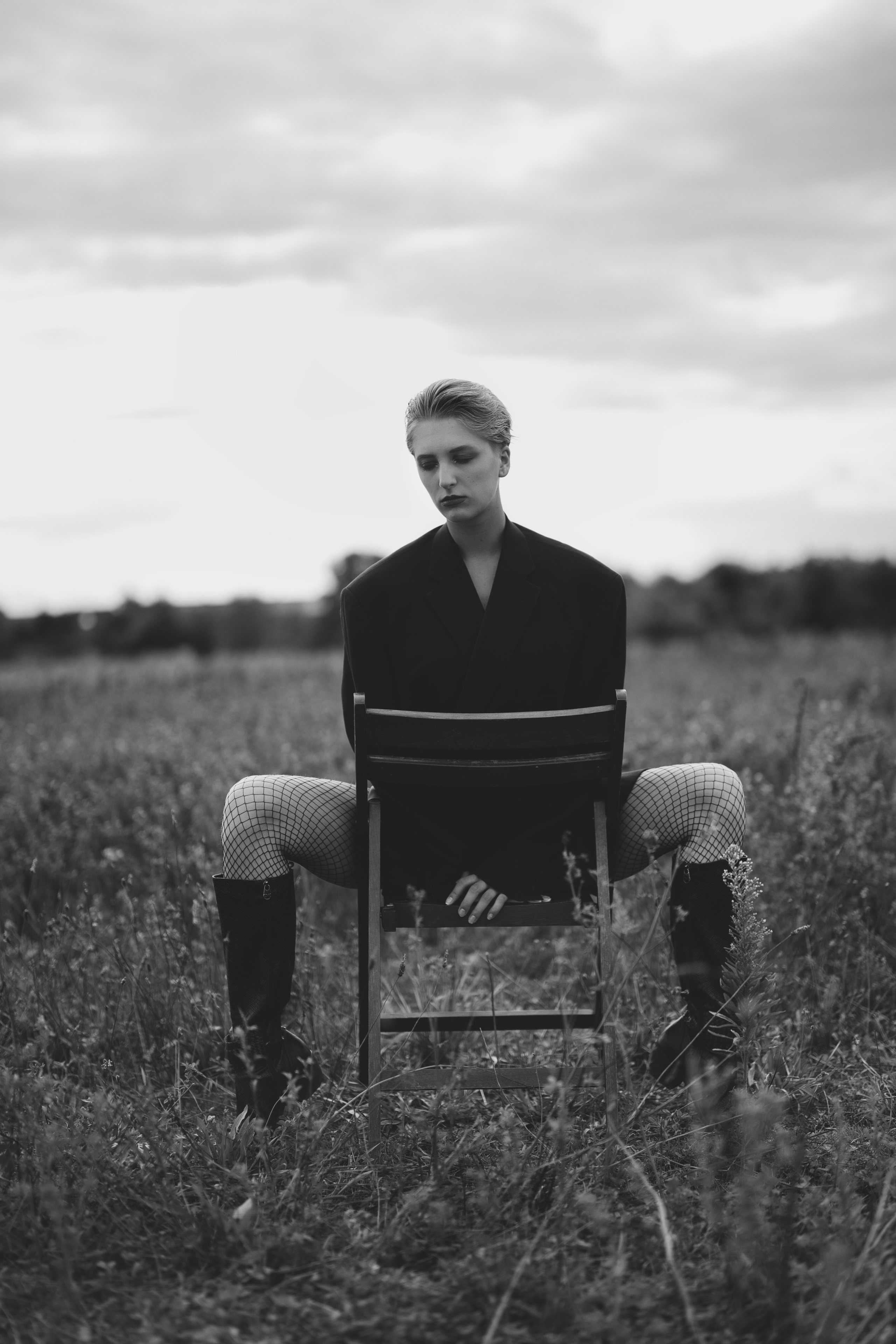 Фотосесія зі стільцем в полі. Фотограф Анастасія Залужна | Манхайм