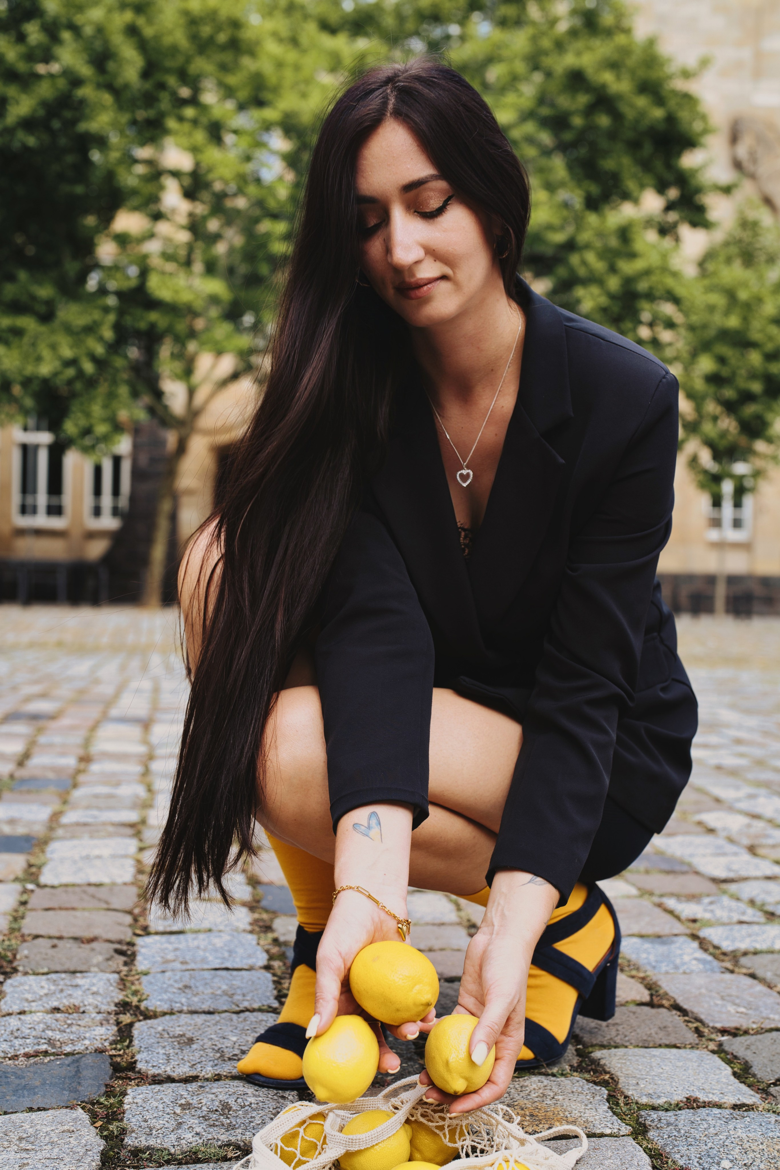 Фотосесія з лимонами в місті. Фотограф Анастасія Залужна | Манхайм