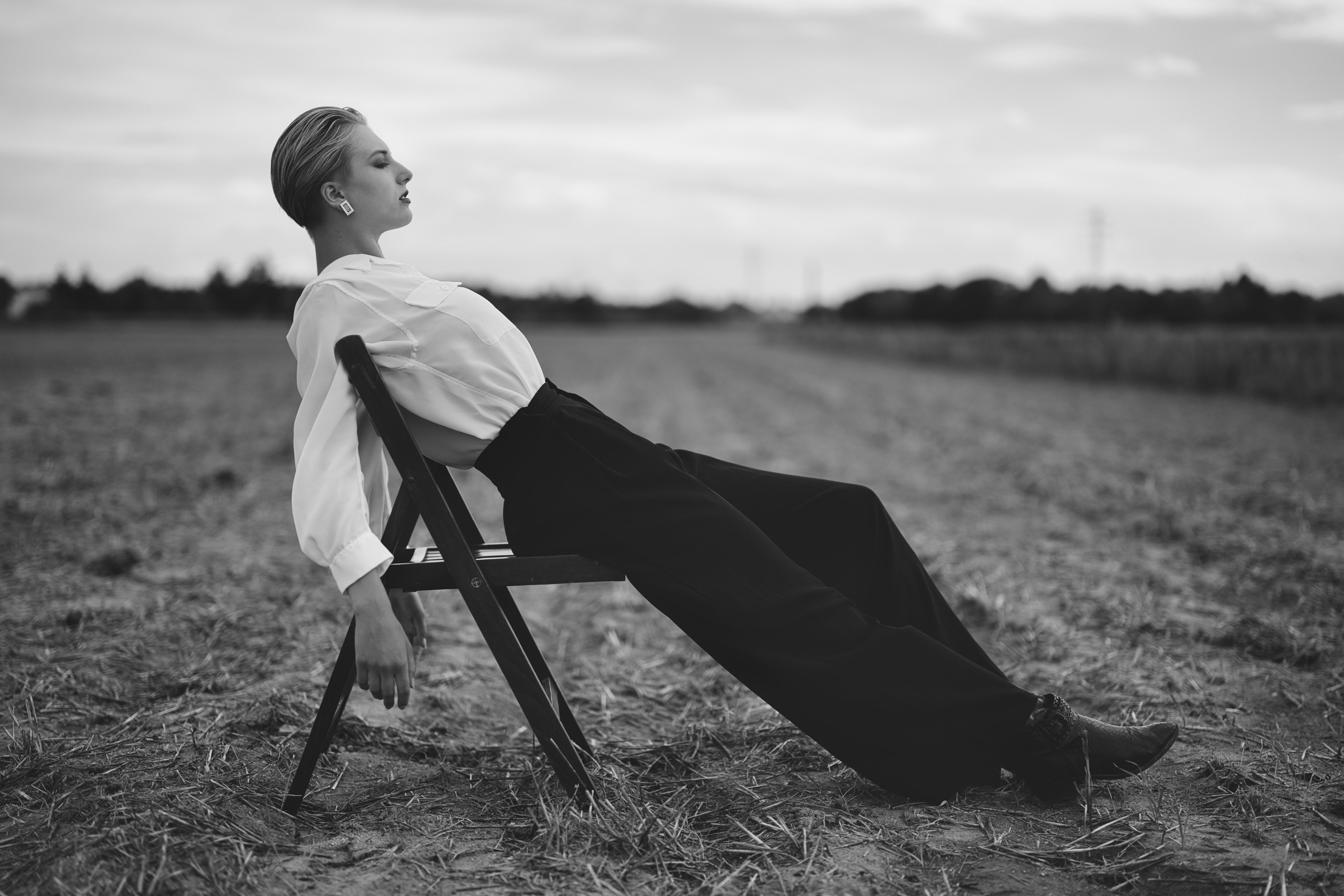Фотосесія зі стільцем в полі. Фотограф Анастасія Залужна | Манхайм