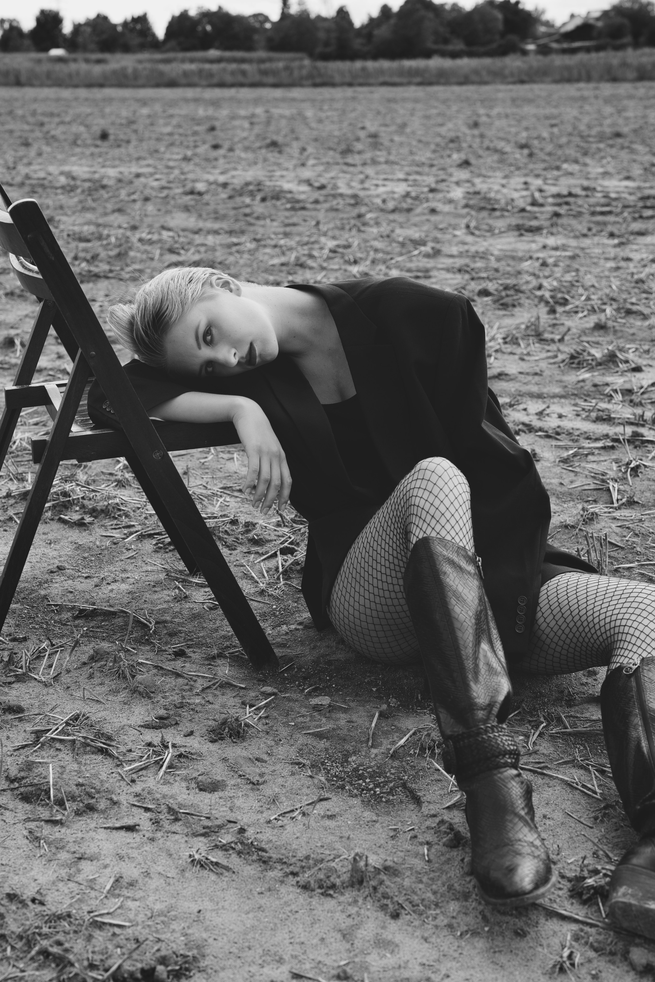 Фотосесія зі стільцем в полі. Фотограф Анастасія Залужна | Манхайм