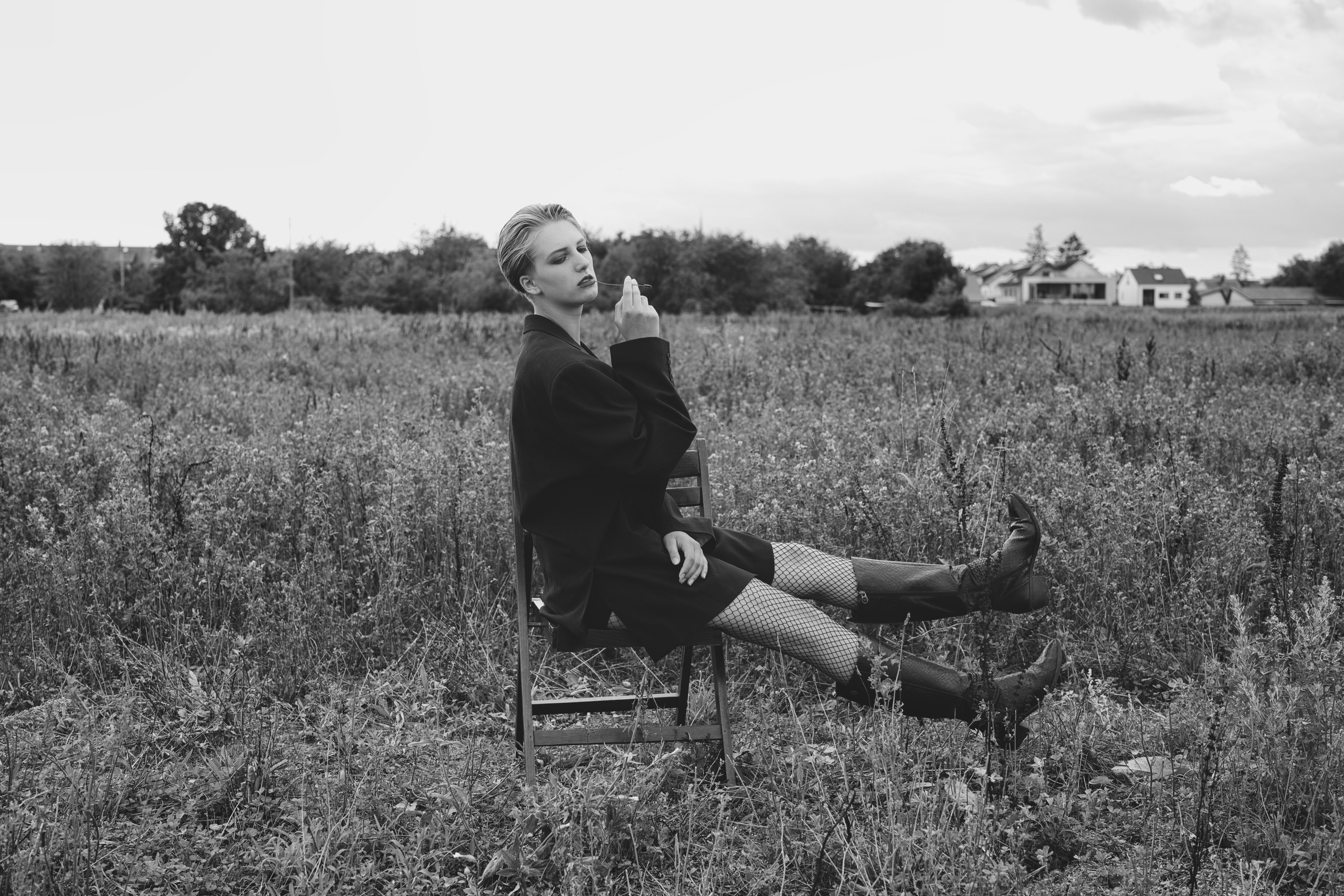 Фотосесія зі стільцем в полі. Фотограф Анастасія Залужна | Манхайм