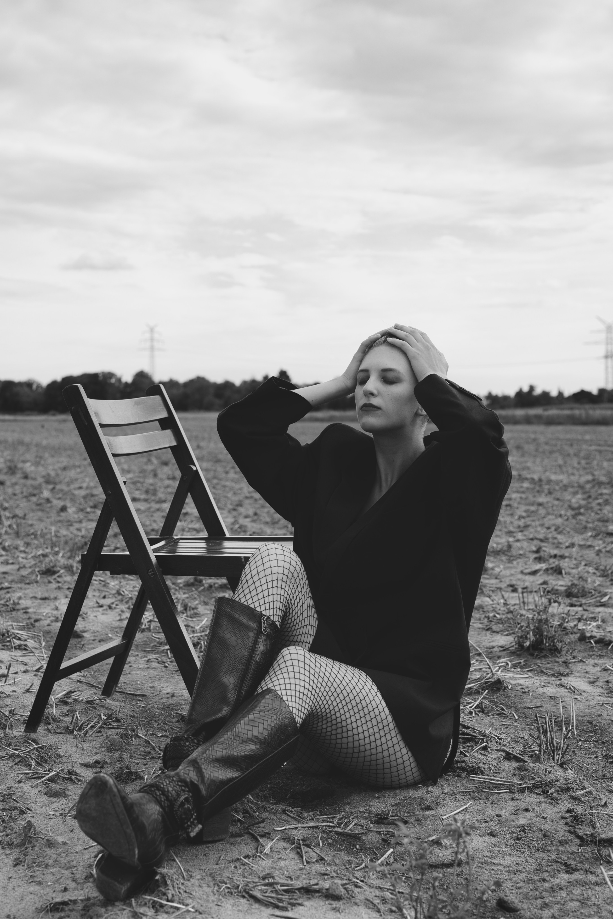 Фотосесія зі стільцем в полі. Фотограф Анастасія Залужна | Манхайм