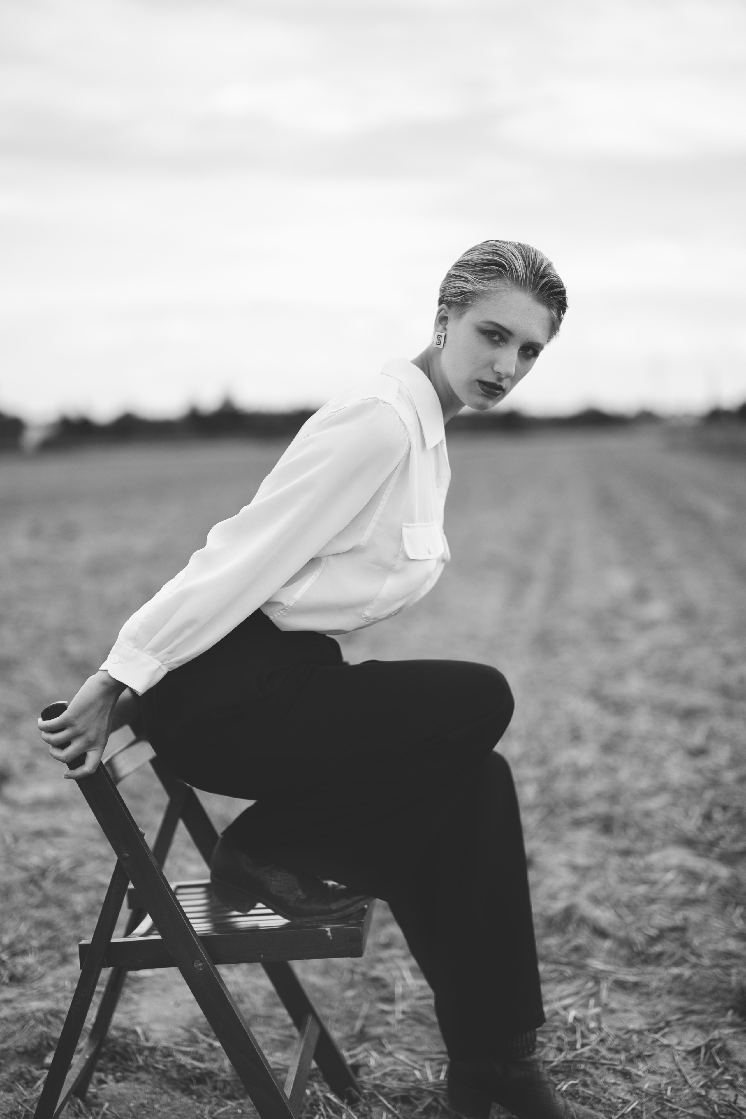 Фотосесія зі стільцем в полі. Фотограф Анастасія Залужна | Манхайм