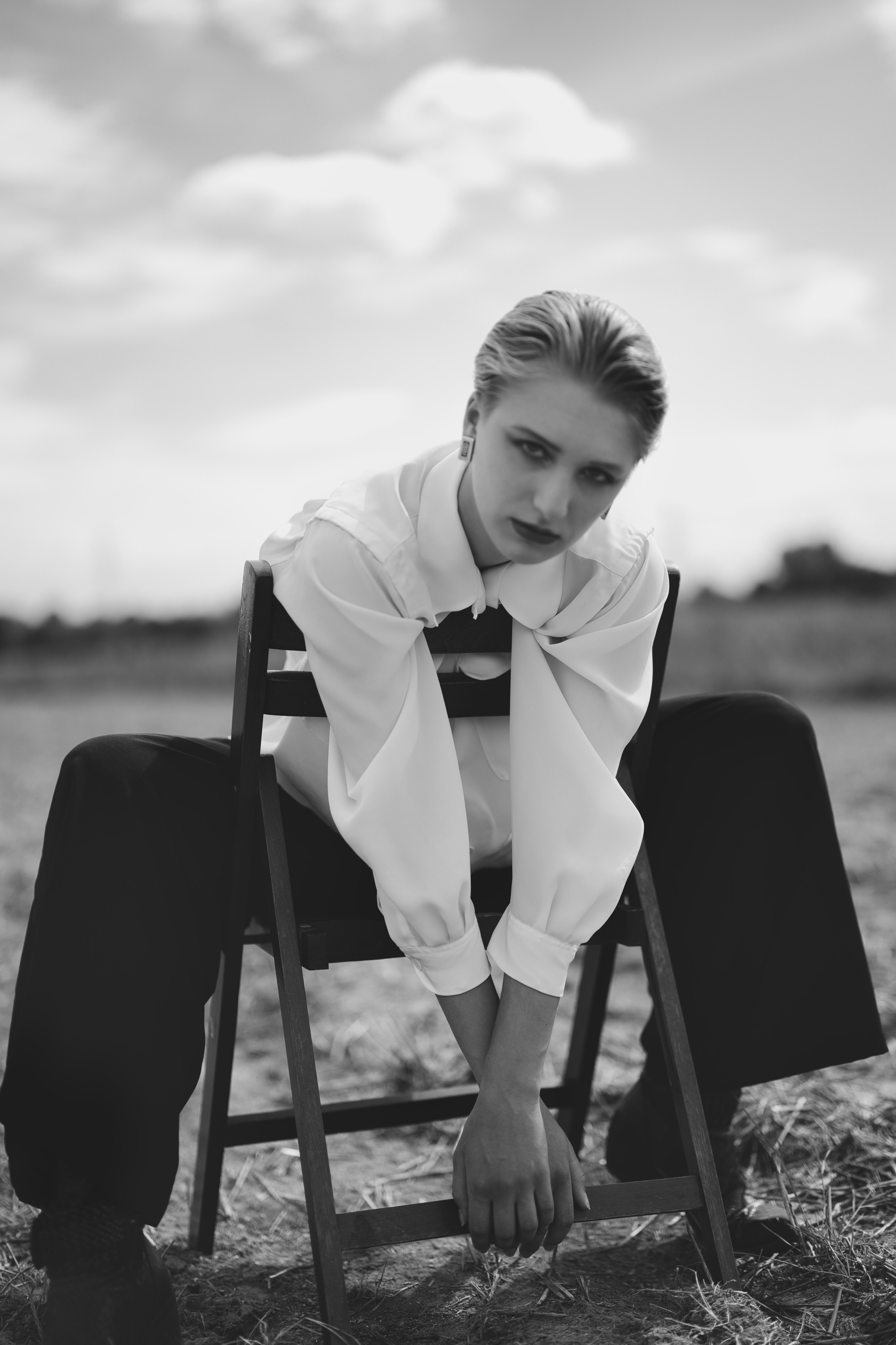 Фотосесія зі стільцем в полі. Фотограф Анастасія Залужна | Манхайм